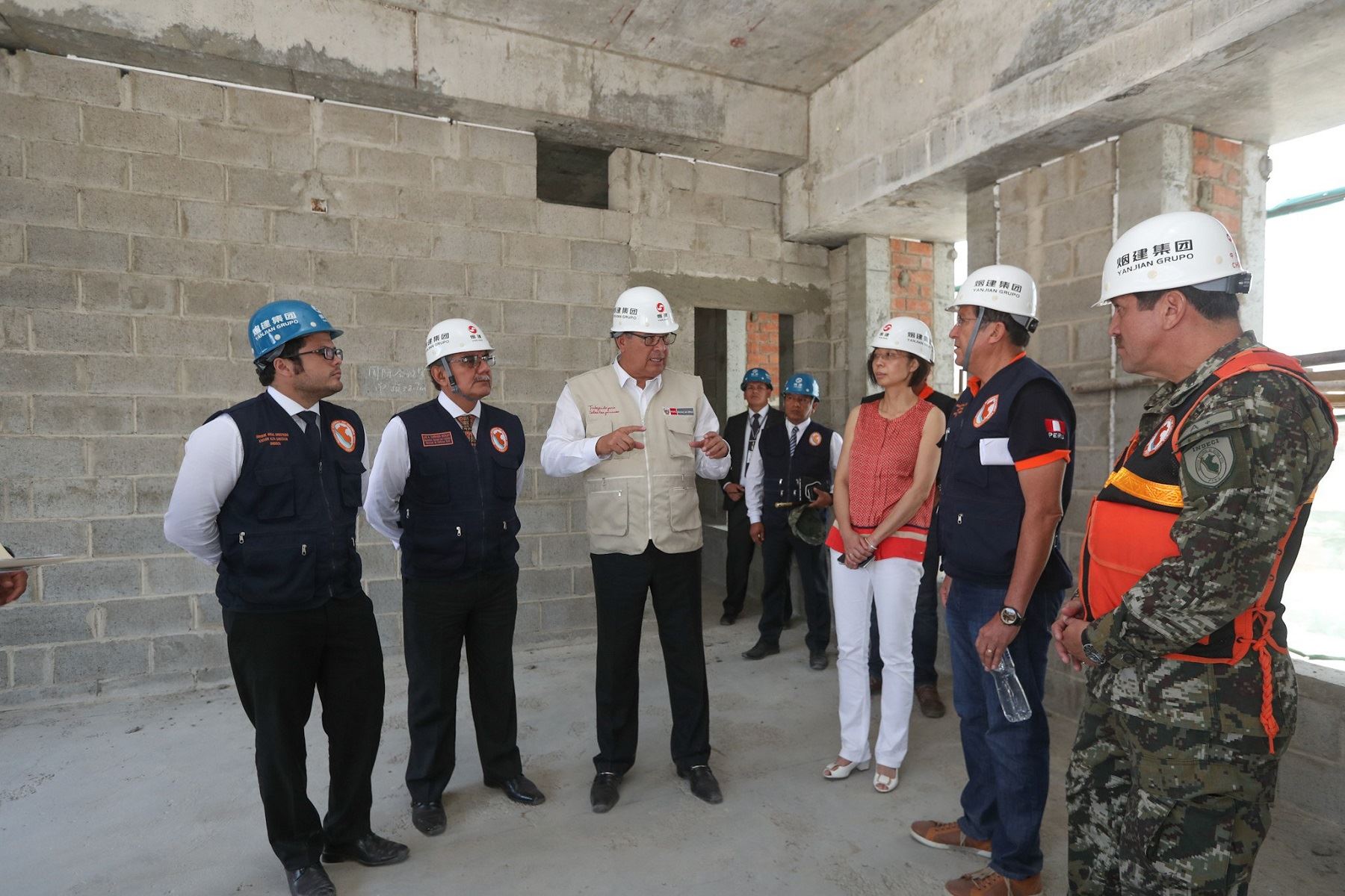 Ministro de Defensa, José Huerta, durante visita a las obras del Centro de Operaciones de Emergencia Nacional (COEN). Foto: Difusión.