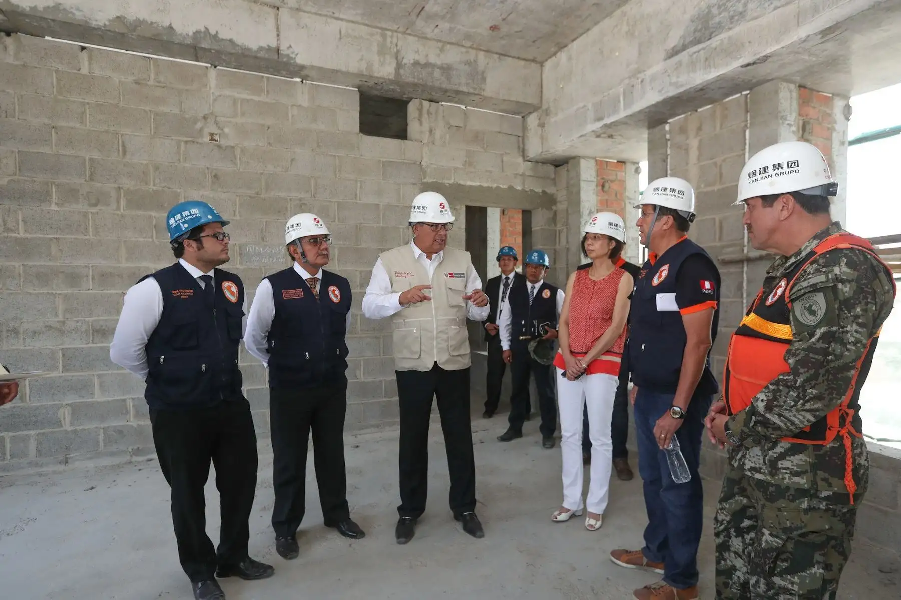 Ministro de Defensa, José Huerta, durante visita a las obras del Centro de Operaciones de Emergencia Nacional (COEN). Foto: Difusión.