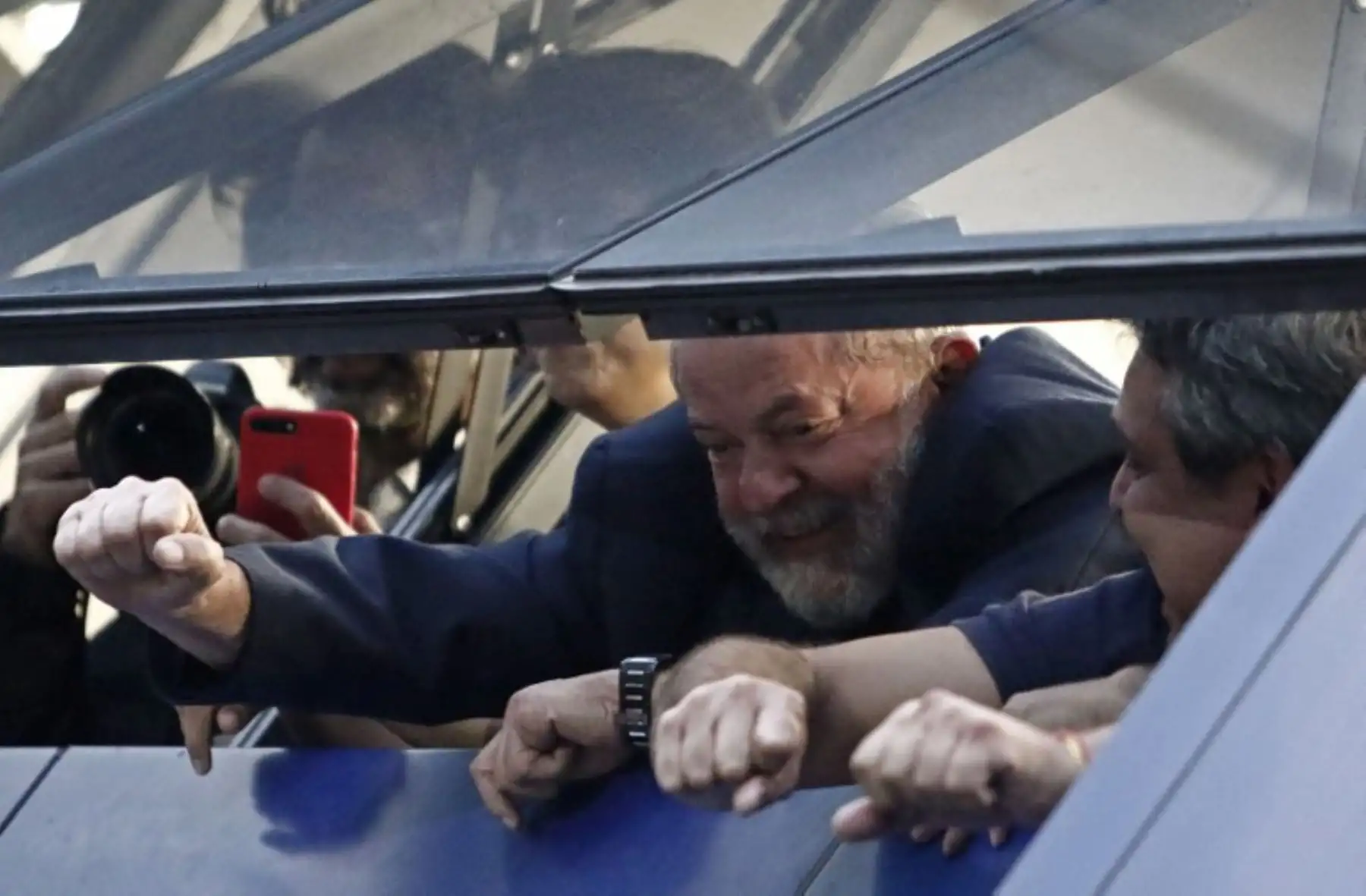 Al ex presidente Luiz Inácio Lula da Silvae, se  le ordenó rendirse antes de las 5:00 p.m. Pero permaneció encerrado en el edificio del sindicato de trabajadores del metal en su ciudad natal Sao Bernardo do Campo, rodeado de simpatizantes.Foto:APF