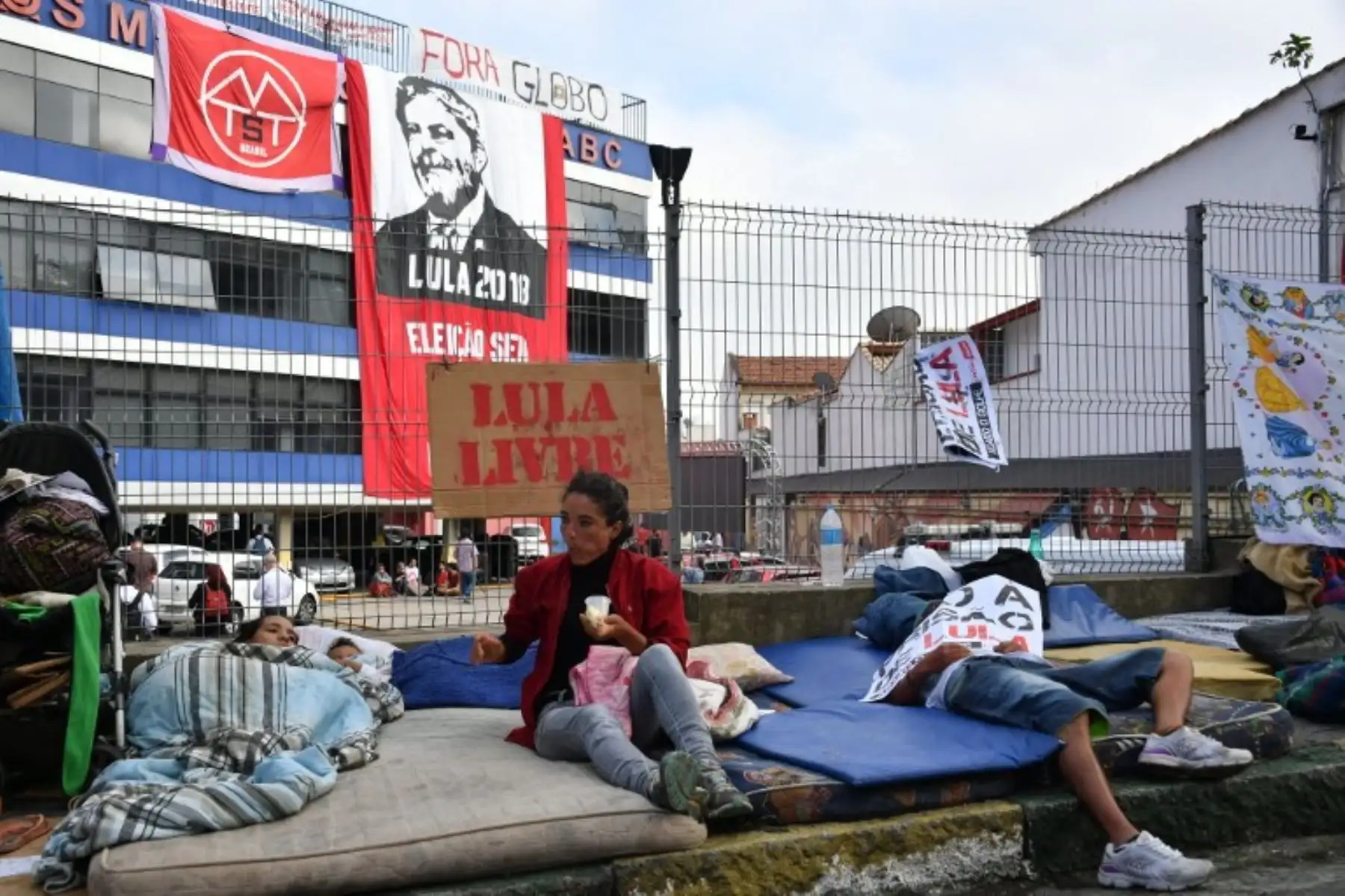 Los partidarios del ex presidente brasileño Luiz Inácio Lula da Silva duermen frente al edificio sindical de los trabajadores metalúrgicos en Sao Bernardo do Campo, en el área metropolitana de Sao Paulo. Foto: AFP
