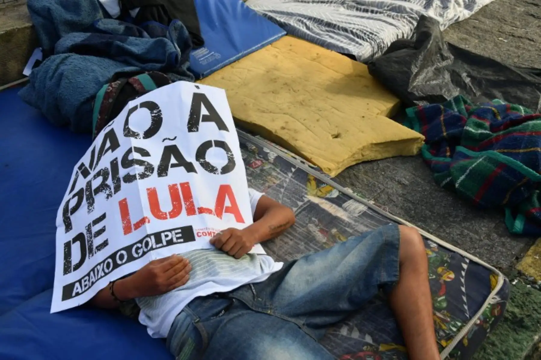 Los partidarios del ex presidente brasileño Luiz Inácio Lula da Silva duermen frente al edificio sindical de los trabajadores metalúrgicos en Sao Bernardo do Campo, en el área metropolitana de Sao Paulo.Foto:AFP