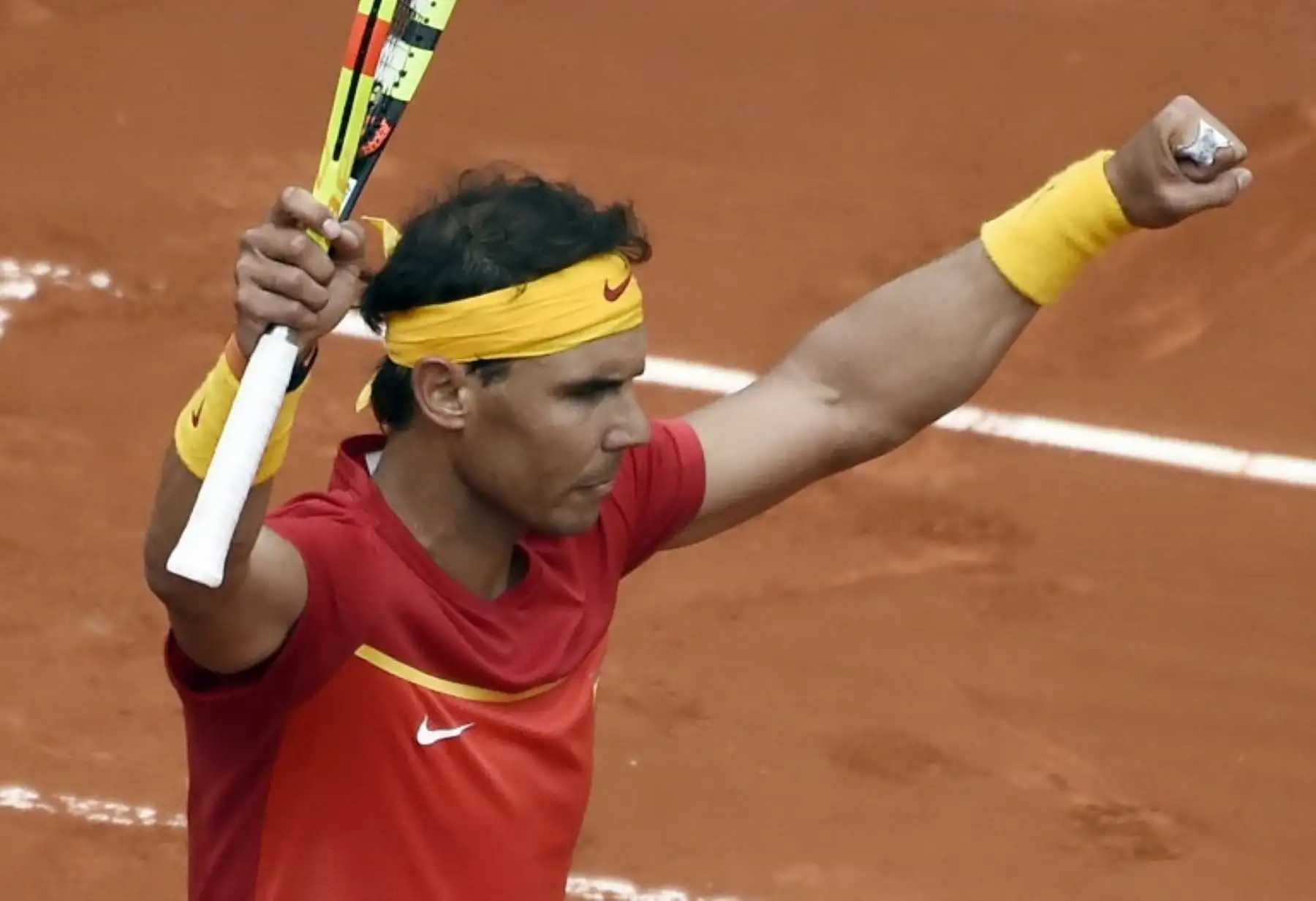 El español Rafa Nadal celebra el 6-2 6-2 6-3 el partido de tenis de cuartos de final de la Copa Davis contra el alemán Philipp Kohlschreiber en la plaza de toros de Valencia.Foto.AFP