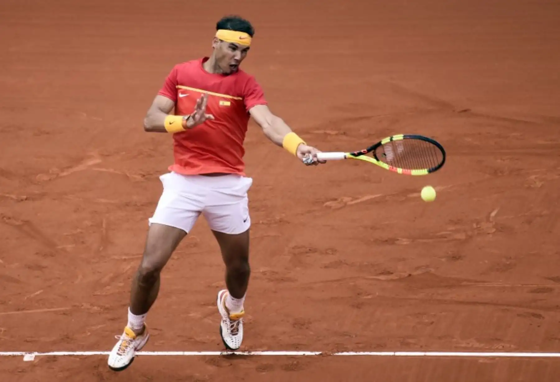 El español Rafa Nadal celebra el 6-2 6-2 6-3 el partido de tenis de cuartos de final de la Copa Davis contra el alemán Philipp Kohlschreiber en la plaza de toros de Valencia.Foto.AFP