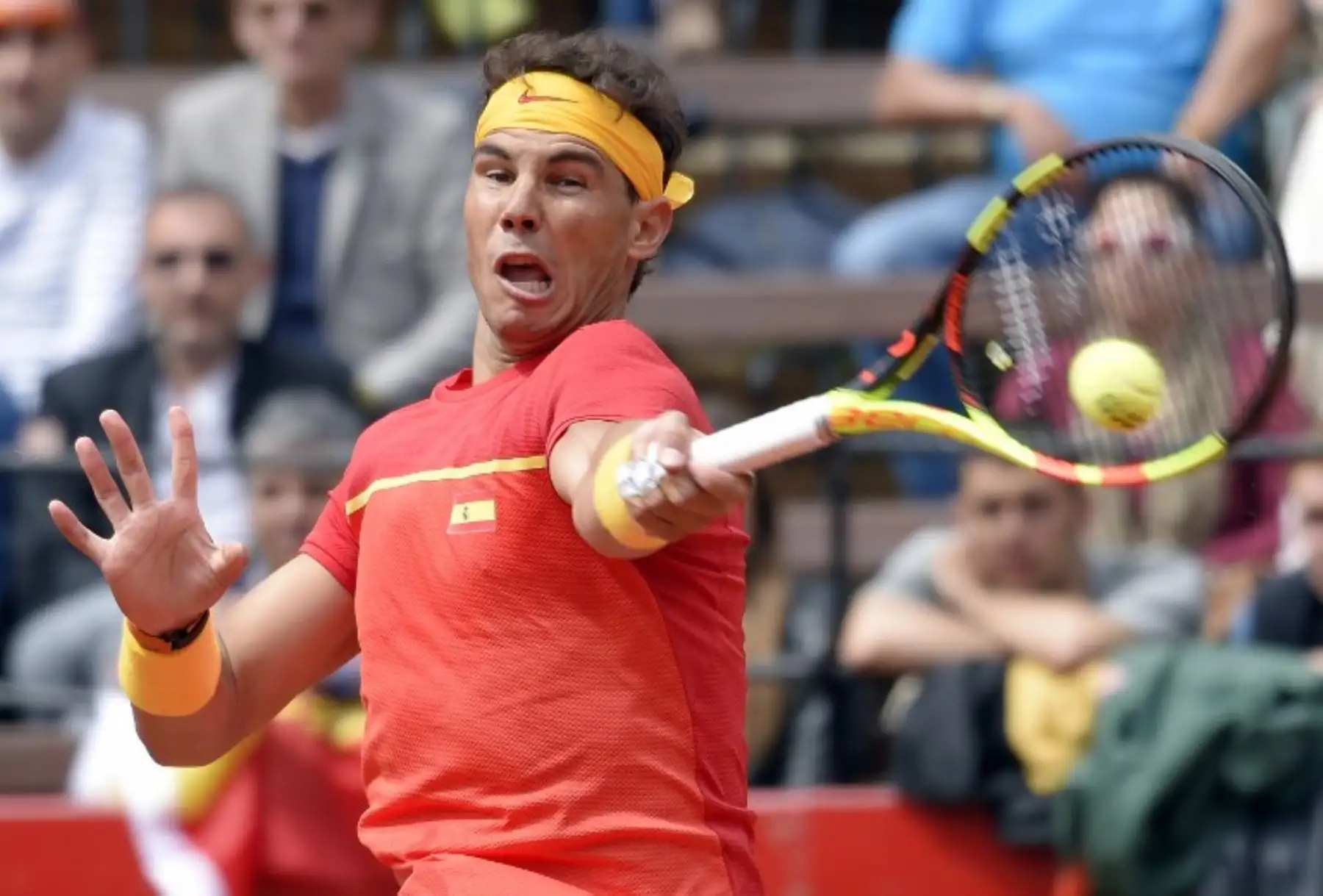 El español Rafa Nadal celebra el 6-2 6-2 6-3 el partido de tenis de cuartos de final de la Copa Davis contra el alemán Philipp Kohlschreiber en la plaza de toros de Valencia.Foto.AFP