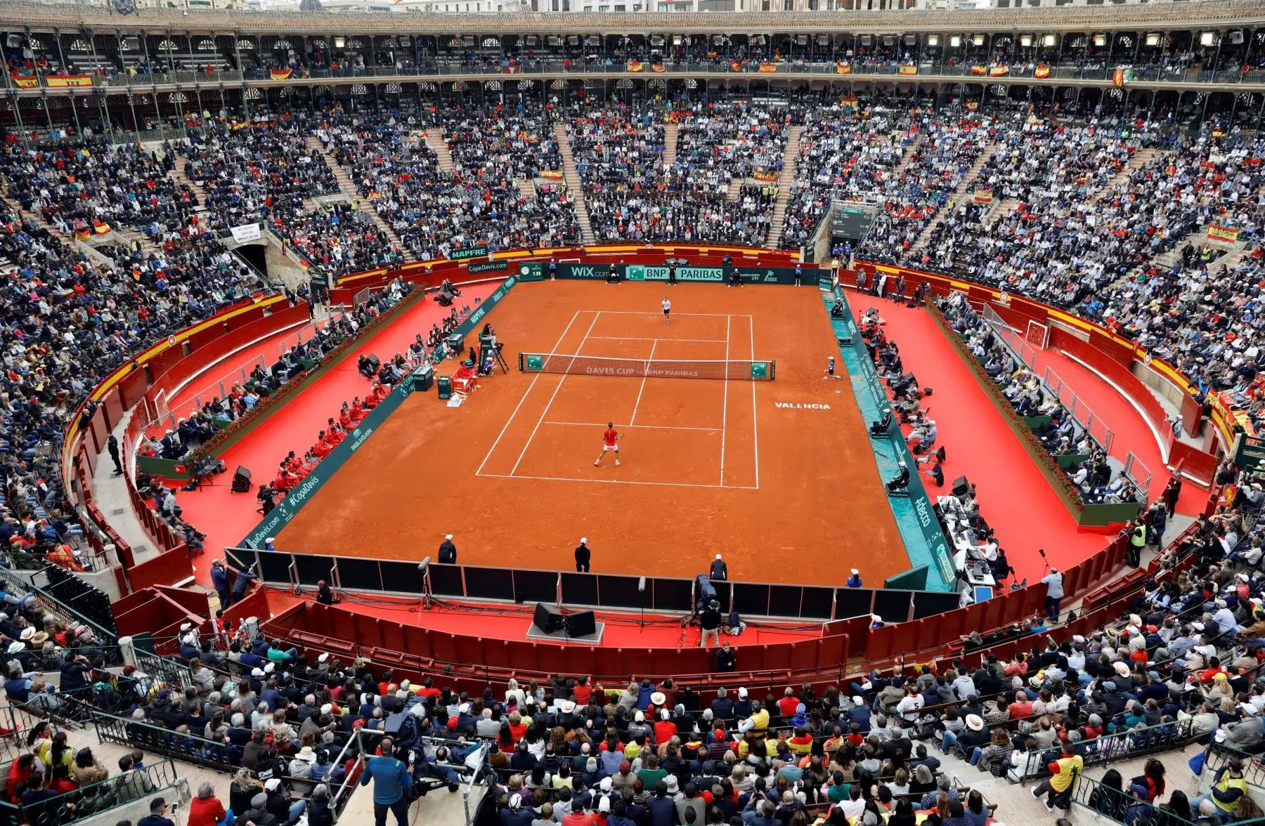Vista general de la plaza de toros de Valencia durante el partido de la primera jornada de la eliminatoria España-Alemania de cuartos de final de la Copa Davis.Foto.EFE