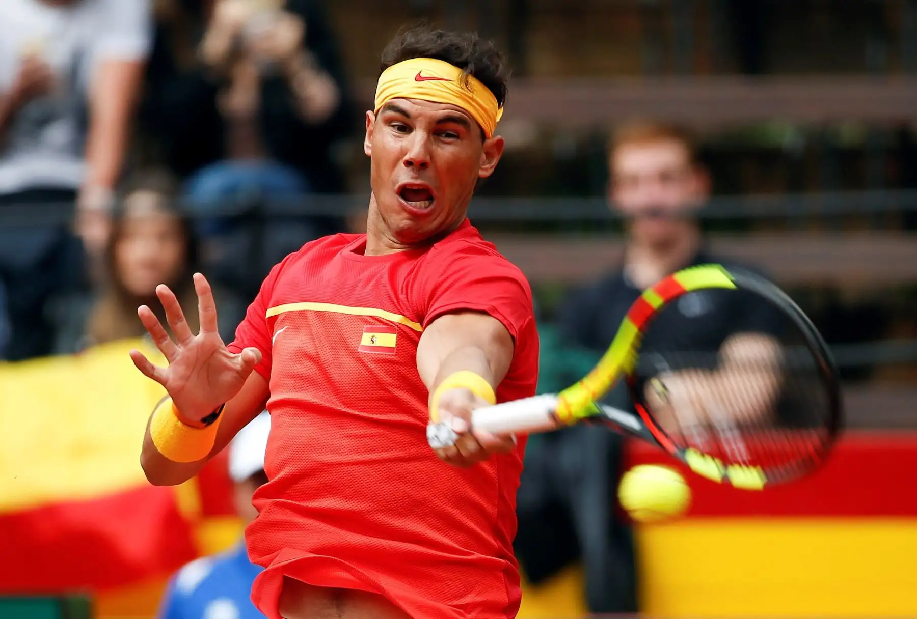 El jugador del equipo español, Rafa Nadal, le devuelve la bola al de la alemana, Philipp Kohlschreiber, durante el partido de la primera jornada de la eliminatoria España-Alemania.Foto:EFE