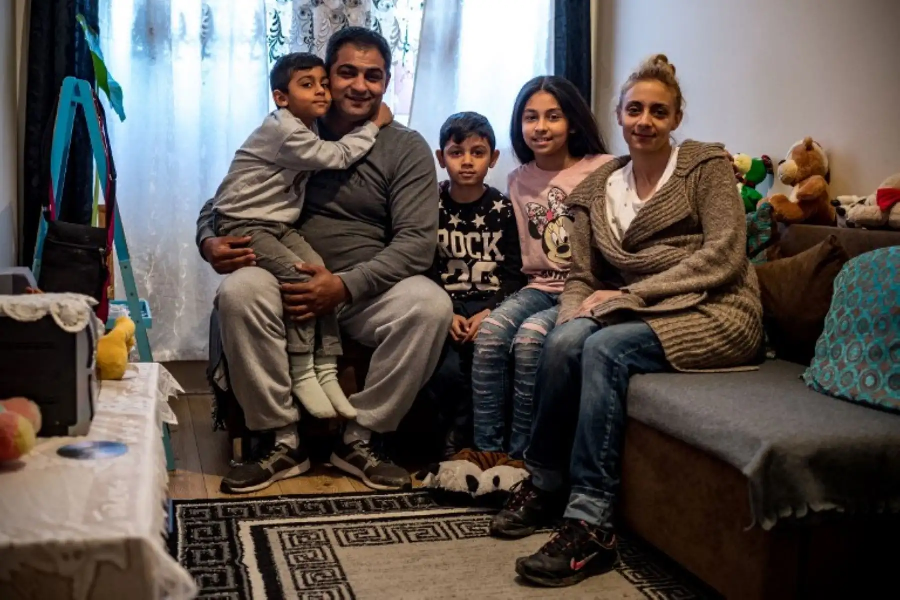 El gitano Bekim Gashi y su familia posan para una fotografía en su nuevo hogar en Belgrado.Foto.AFP