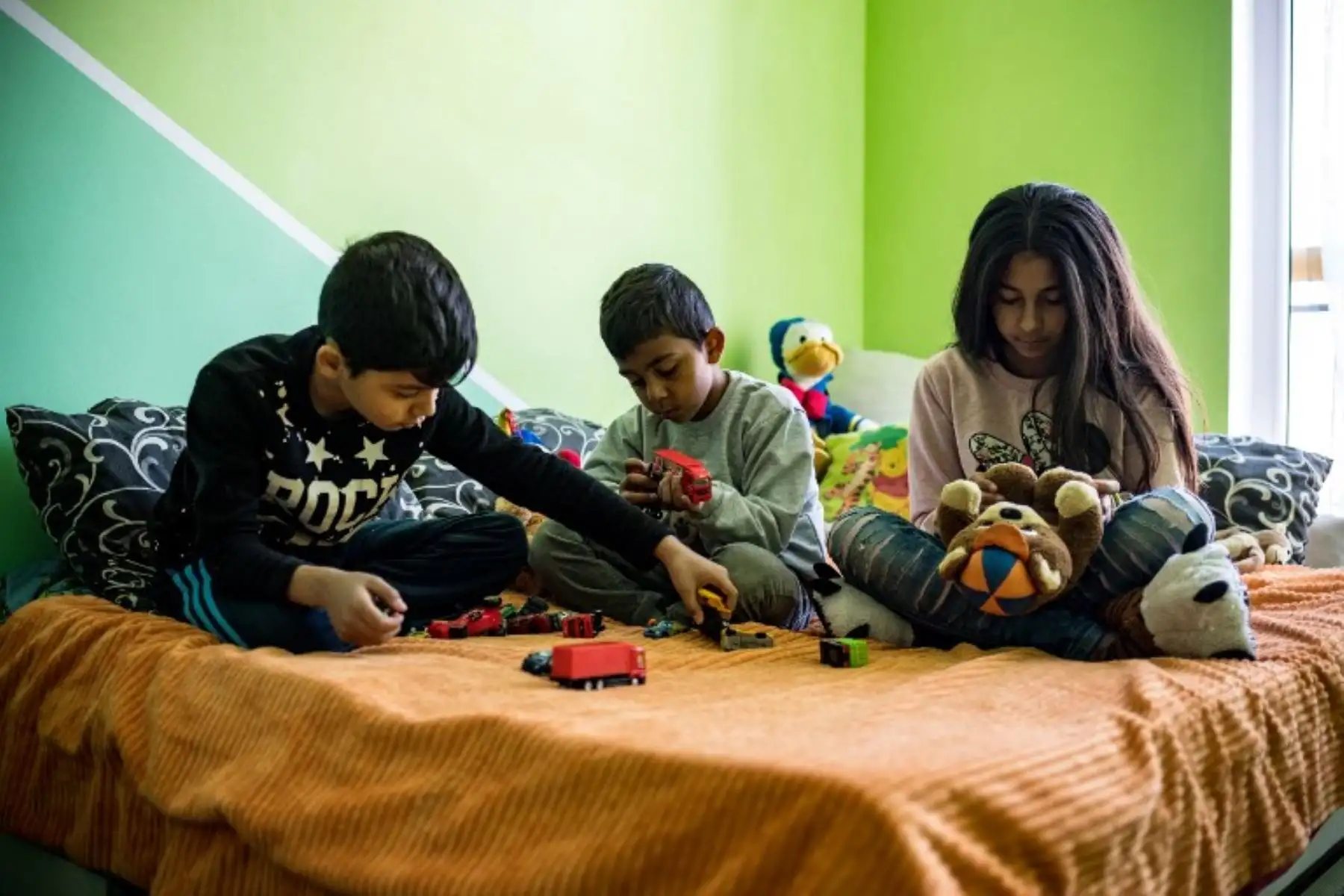 Jóvenes gitanos Gordana Gashi, de 10 años, con sus hermanitos Ainour y Naim juegan su nuevo hogar en Belgrado .Foto:AFP
