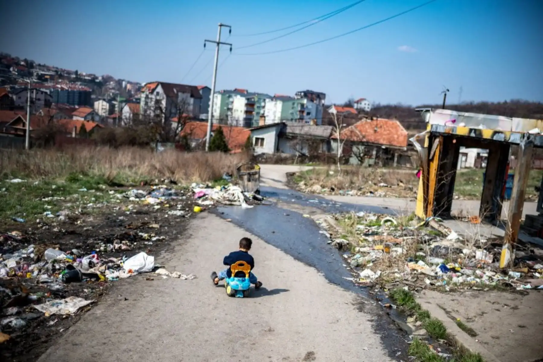Un niño romaní juega en un campamento improvisado en Belgrado.Foto:AFP