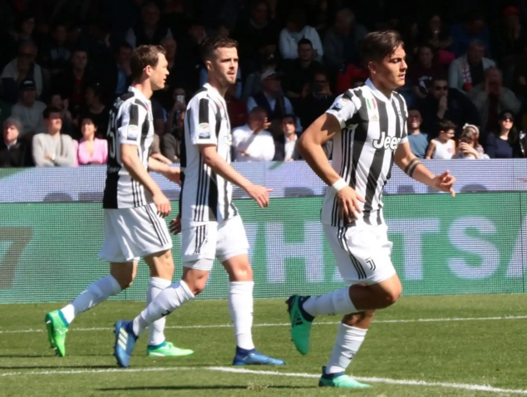 El delantero argentino de la Juventus Paulo Dybala celebra después de anotar un gol durante el partido de fútbol de la Serie A italiana.Foto:AFP