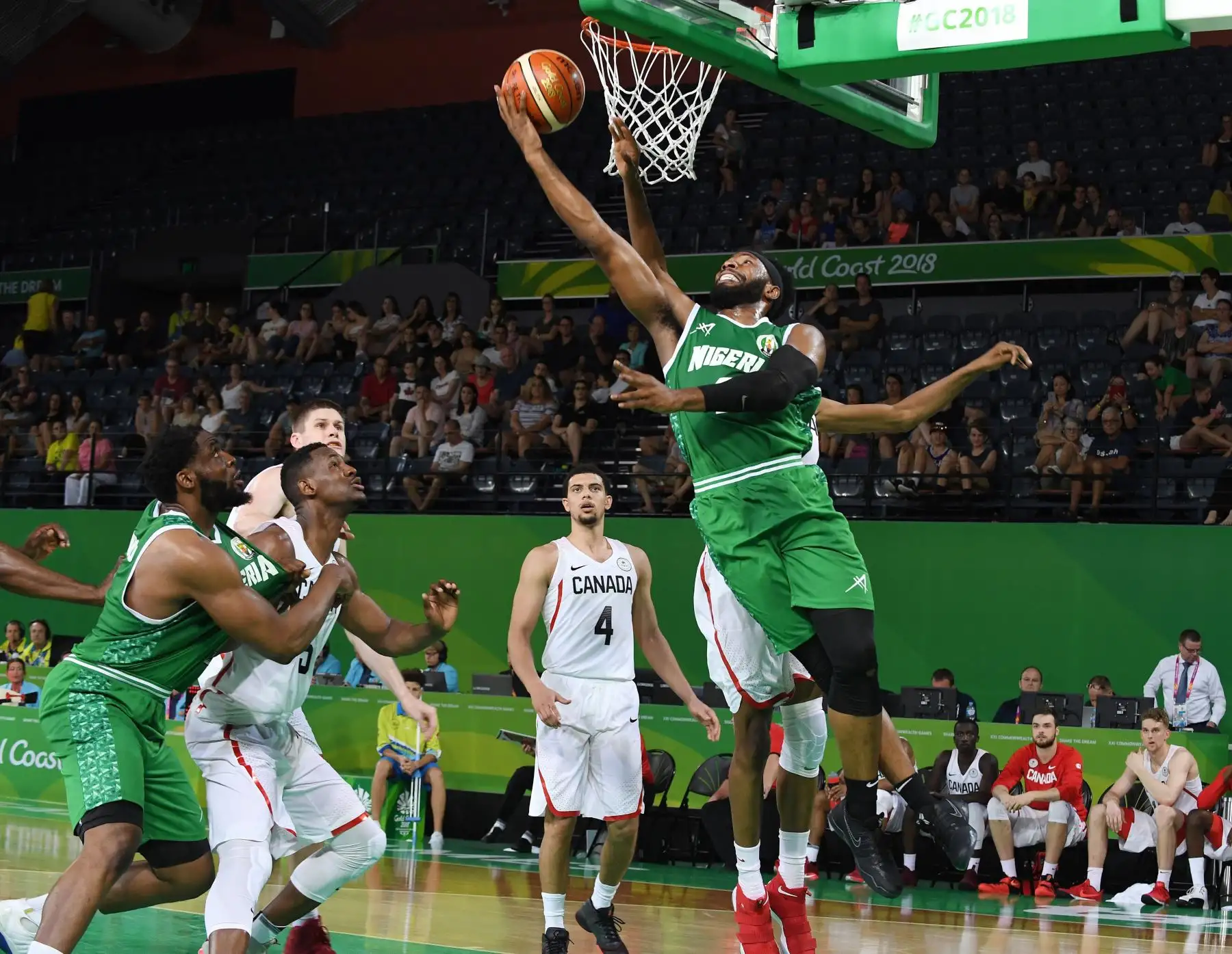 Nigeria anota una canasta durante la Ronda Preliminar Masculina Pool A Basketball entre Canadá y Nigeria en los XXI Juegos de la Commonwealth en el Cairns Convention Center.Foto:EFER
