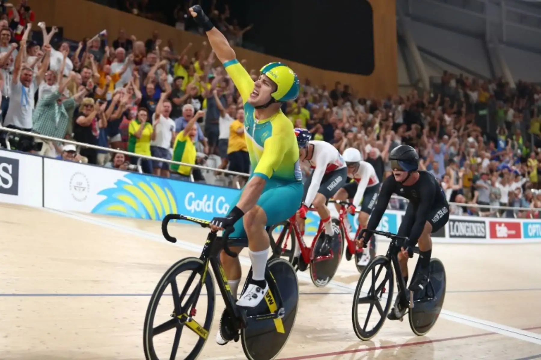 El australiano Sam Welsford celebra su victoria por la medalla de oro en los finales masculinos de 15 km en bicicleta durante los Juegos de la Commonwealth Gold Coast 2018.Foto:AFP