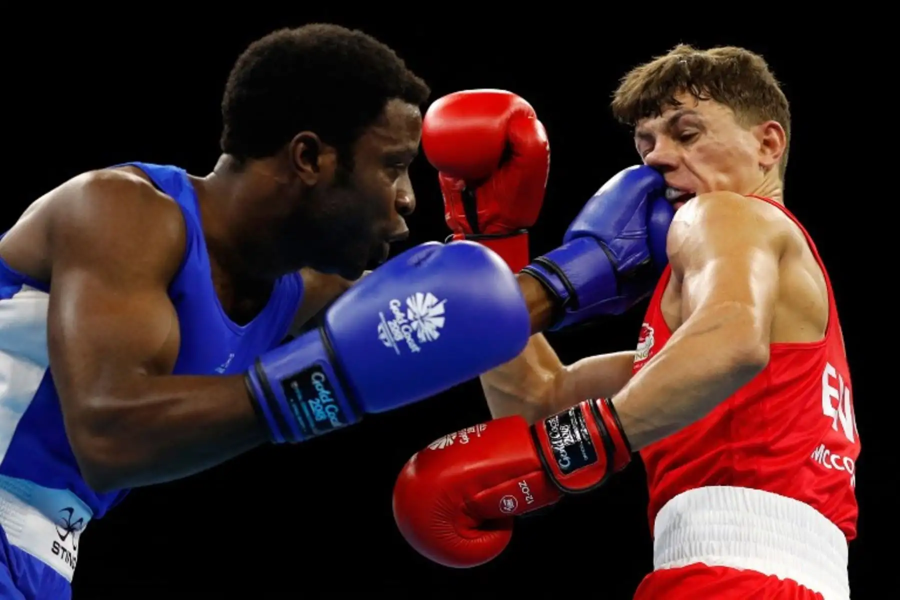El Ingles Pat McCormack pelea contra Jonathan Francois de Grenada durante el partido de boxeo preliminar de la categoría welter masculino (69 kg) durante los Juegos de la Commonwealth Gold Coast 2018.Foto:AFP