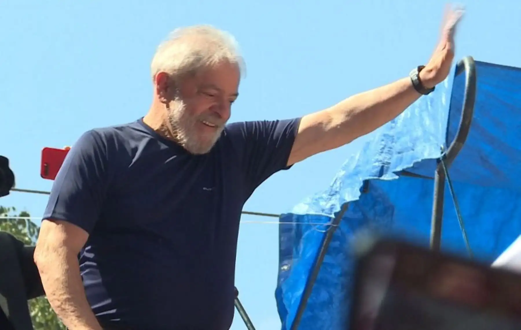 Lula da Silva asistió una misa para su difunta esposa Marisa Leticia el sábado en el edificio del sindicato de trabajadores metalúrgicos, donde permaneció atrincherado durante dos días mientras sus abogados negociaban su rendición a la policía.Foto:AFP