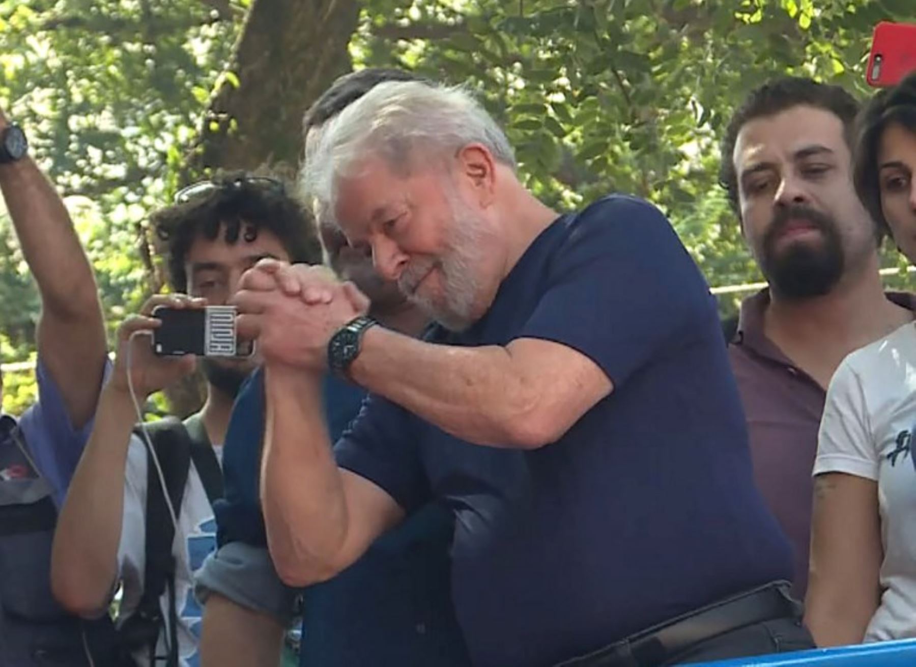 Lula da Silva asistió una misa para su difunta esposa Marisa Leticia el sábado en el edificio del sindicato de trabajadores metalúrgicos, donde permaneció atrincherado durante dos días mientras sus abogados negociaban su rendición a la policía.Foto:AFP