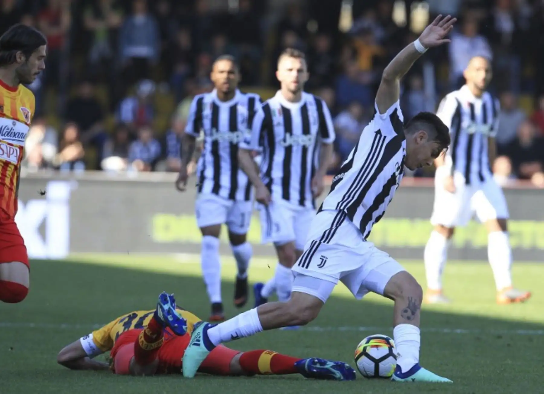 El delantero argentino de la Juventus Paulo Dybala lucha por el balón con el centrocampista brasileño Benevento Sandro Guimares durante el partido de fútbol de la Serie A italiana .Foto:AFP