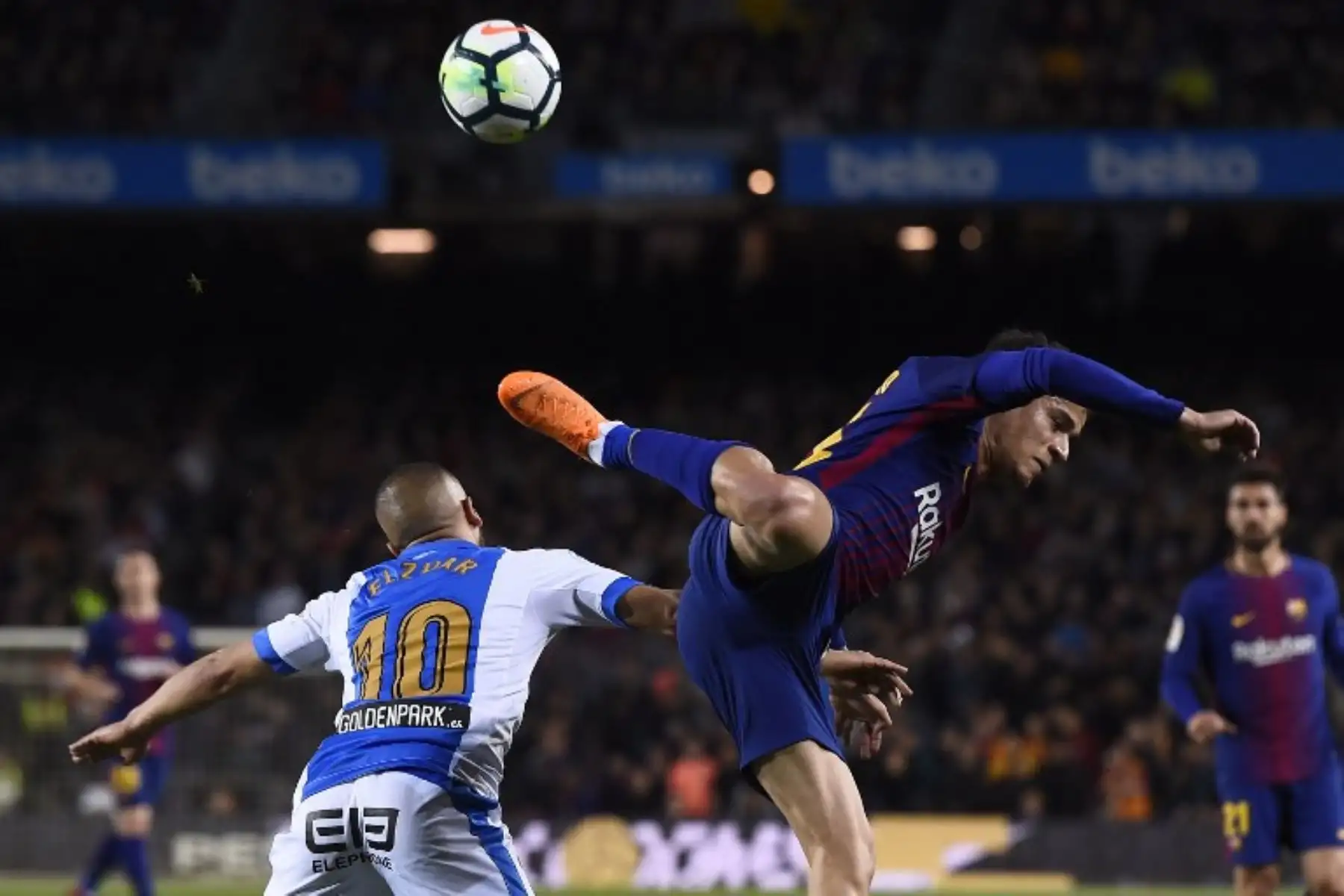 El centrocampista brasileño del Barcelona Philippe Coutinho reta al delantero marroquí de Leganes Nabil El Zhar durante el partido de fútbol de la liga española entre Barcelona y Leganés.Foto:AFP