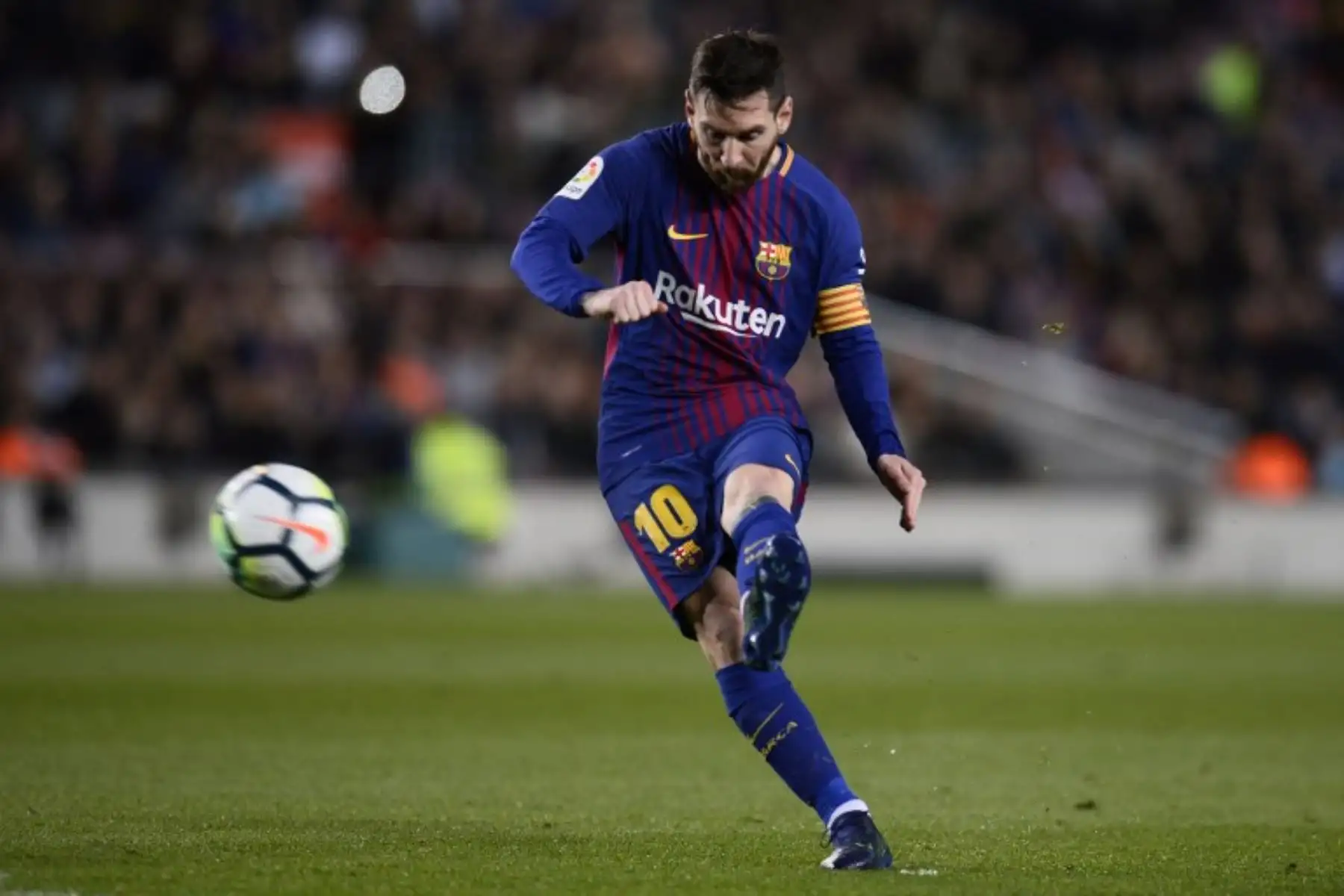 El delantero argentino Lionel Messi patea el balón durante el partido de fútbol de la liga española.Foto:AFP