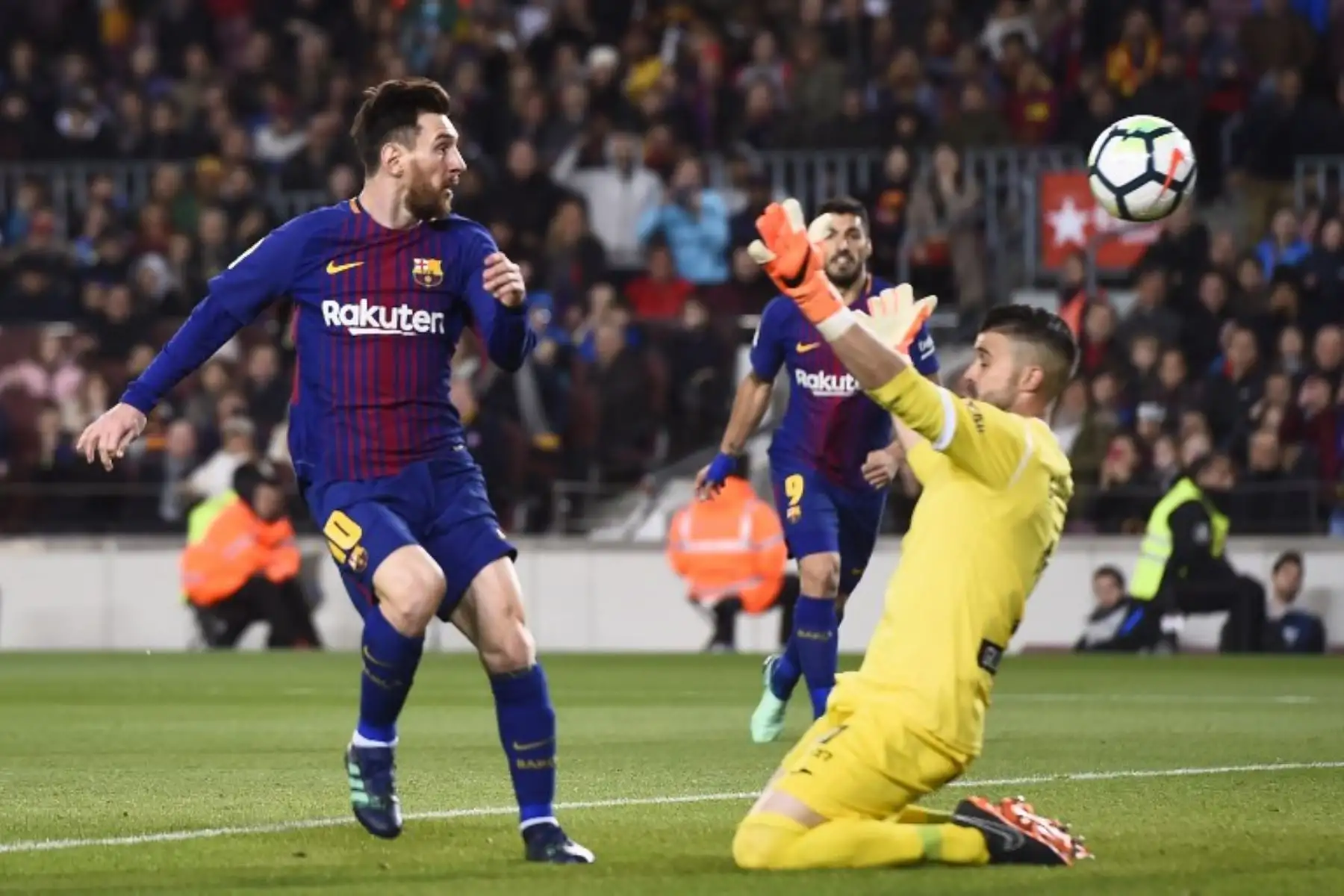 El delantero argentino Lionel Messi (L) anota un tercer gol más allá del portero español de Leganés Pichu Cuéllar durante el partido de fútbol de la liga española.Foto:AFP