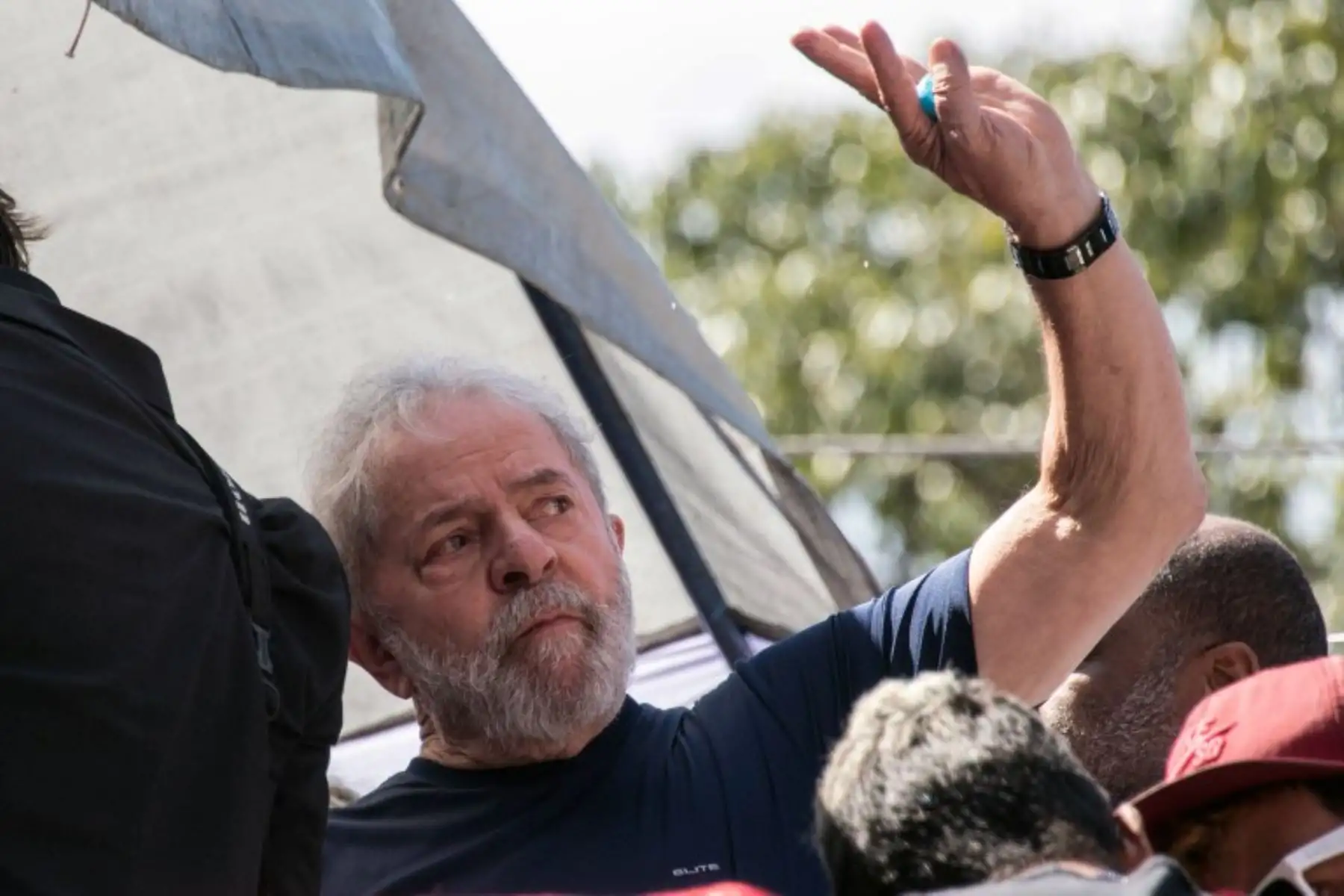 El ex presidente brasileño (2003-2011) Luiz Inácio Lula da Silva saluda a sus seguidores después de asistir a una misa católica en memoria de su difunta esposa Marisa Leticia.Foto.AFP