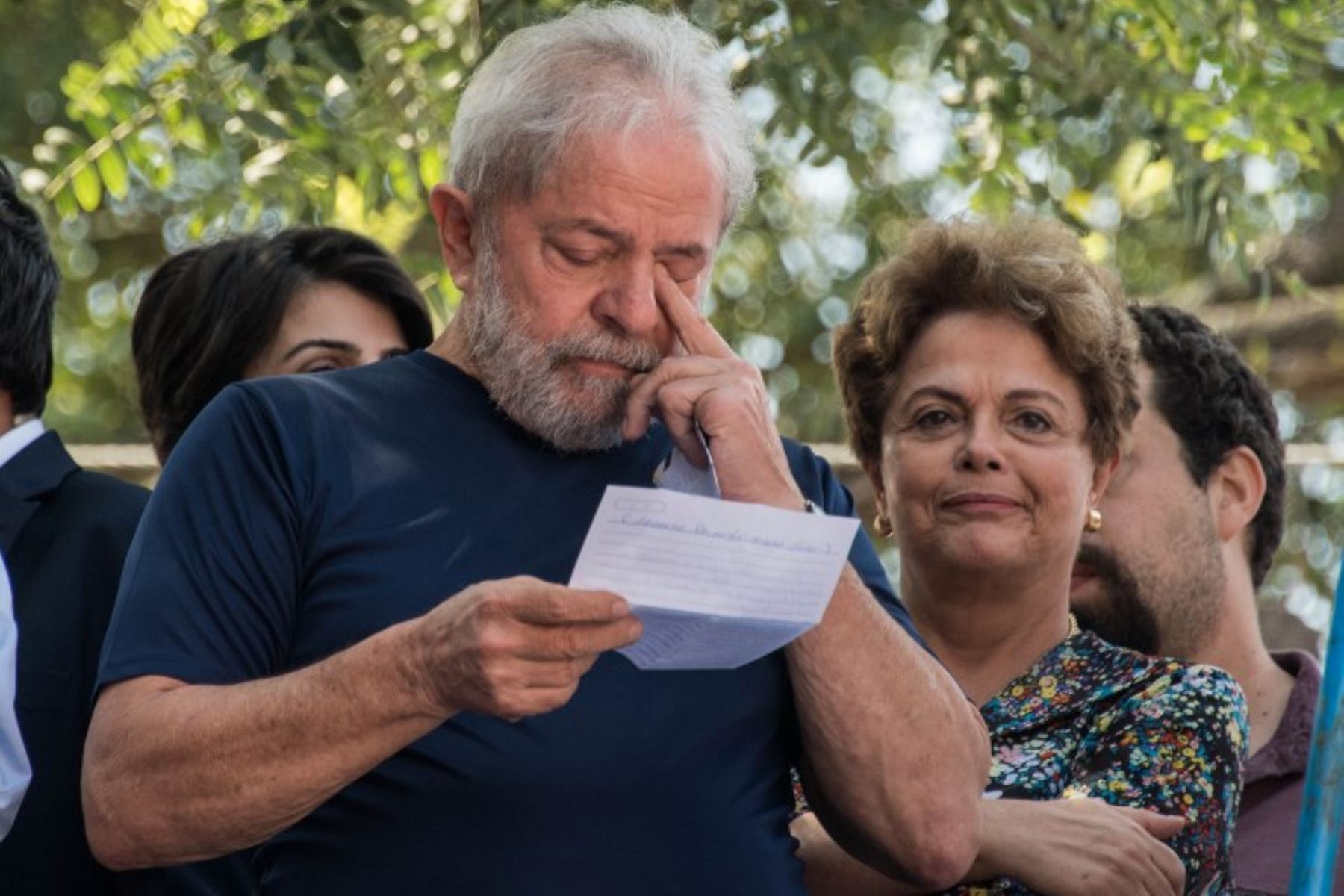 El ex presidente brasileño Luiz Inácio Lula da Silva gesticula junto a la ex presidenta brasileña Dilma Rousseff después de asistir a una misa católica en memoria de su difunta esposa, en el edificio de la unión de trabajadores metalúrgicos en Sao Bernardo do Campo.Foto:AFP