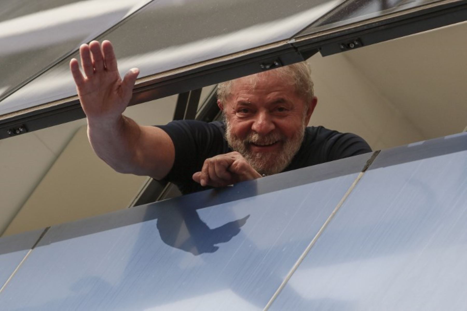El ex presidente brasileño Luiz Inácio Lula da Silva, icono de la izquierda dijo que cumplirá con la Orden de arresto para comenzar una sentencia de 12 años por corrupción. "Cumpliré con su orden", dijo a una multitud de seguidores.Foto:AFP