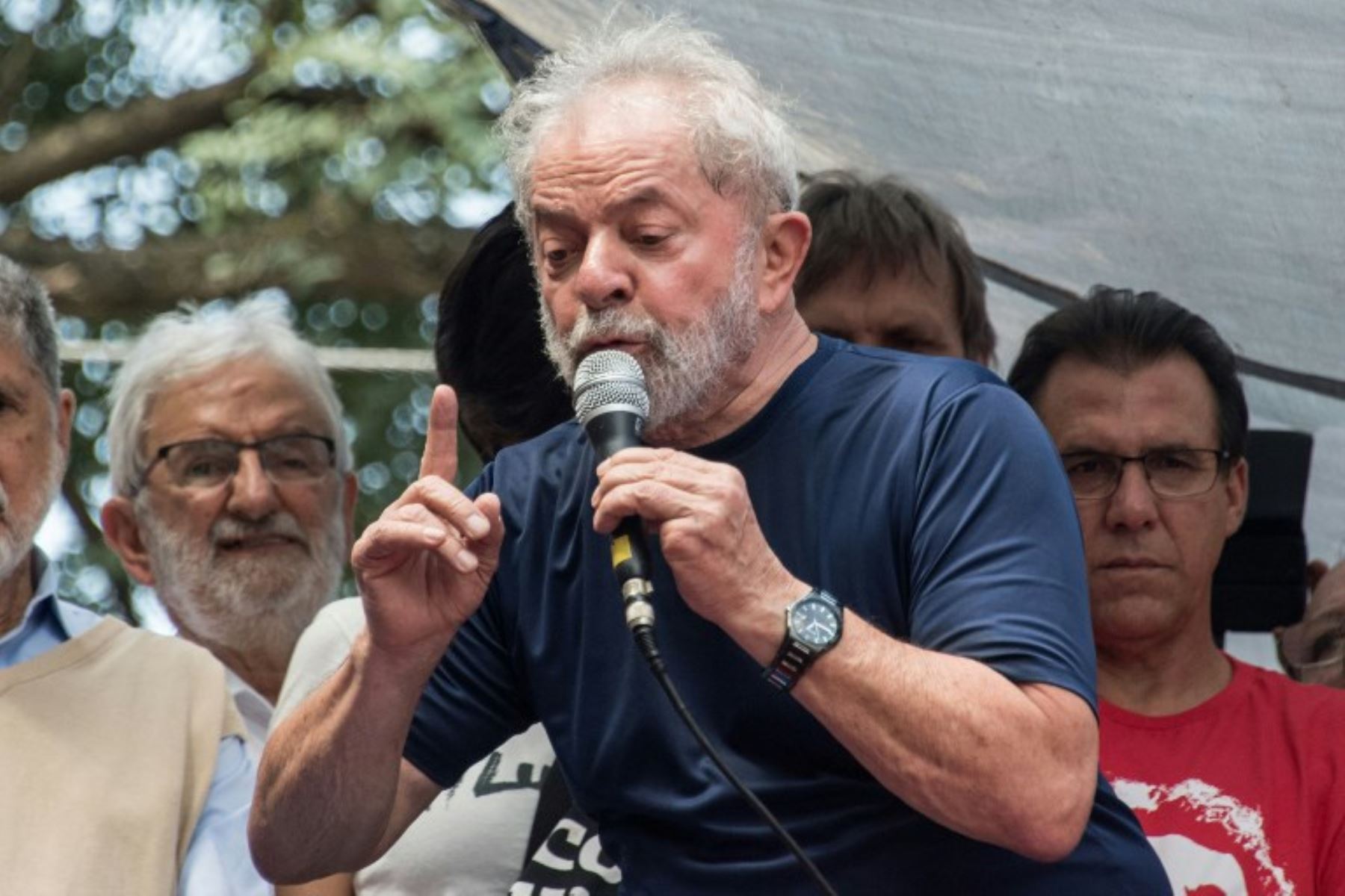El ex presidente brasileño Luiz Inácio Lula da Silva, icono de la izquierda dijo que cumplirá con la Orden de arresto para comenzar una sentencia de 12 años por corrupción. "Cumpliré con su orden", dijo a una multitud de seguidores.Foto:AFP