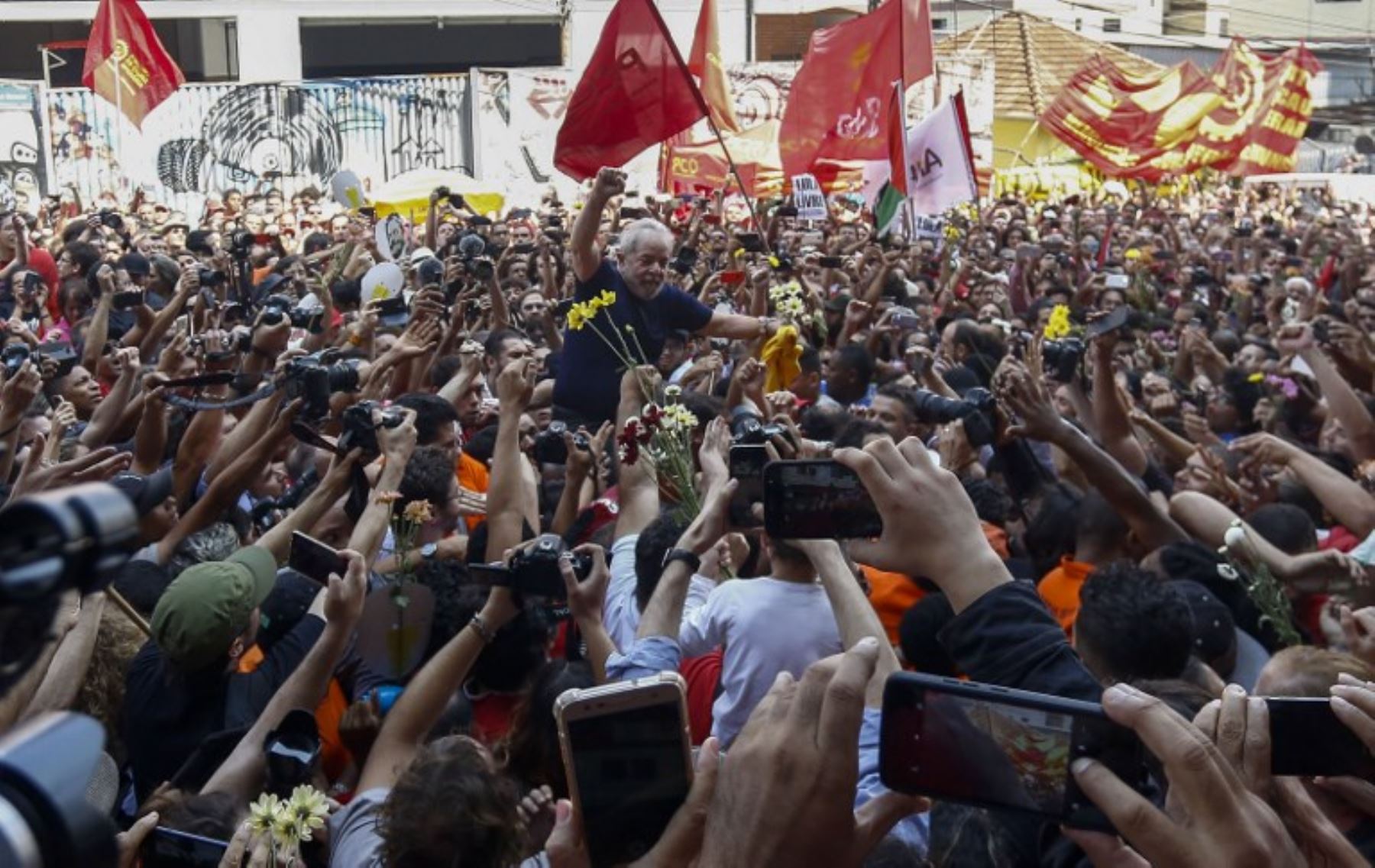 El ex presidente brasileño Luiz Inácio Lula da Silva levanta el puño después de asistir a una misa católica en memoria de su difunta esposa Marisa Leticia, en el edificio del sindicato de trabajadores metalúrgicos en Sao Bernardo do Campo.Foto:AFP