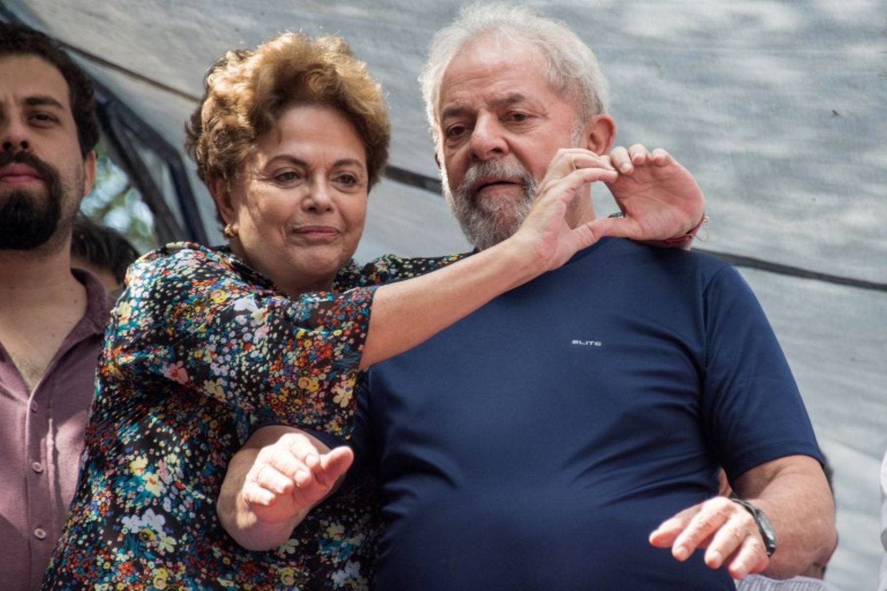 El ex presidente brasileño Luiz Inácio Lula da Silva (R) y la ex presidenta brasileña  Dilma Rousseff,  hicieron un gesto después durante una misa católica en memoria de la fallecida esposa de Lula, Marisa Leticia, en el sindicato de trabajadores metalúrgicos Sao Bernardo do Campo.Foto:AFP