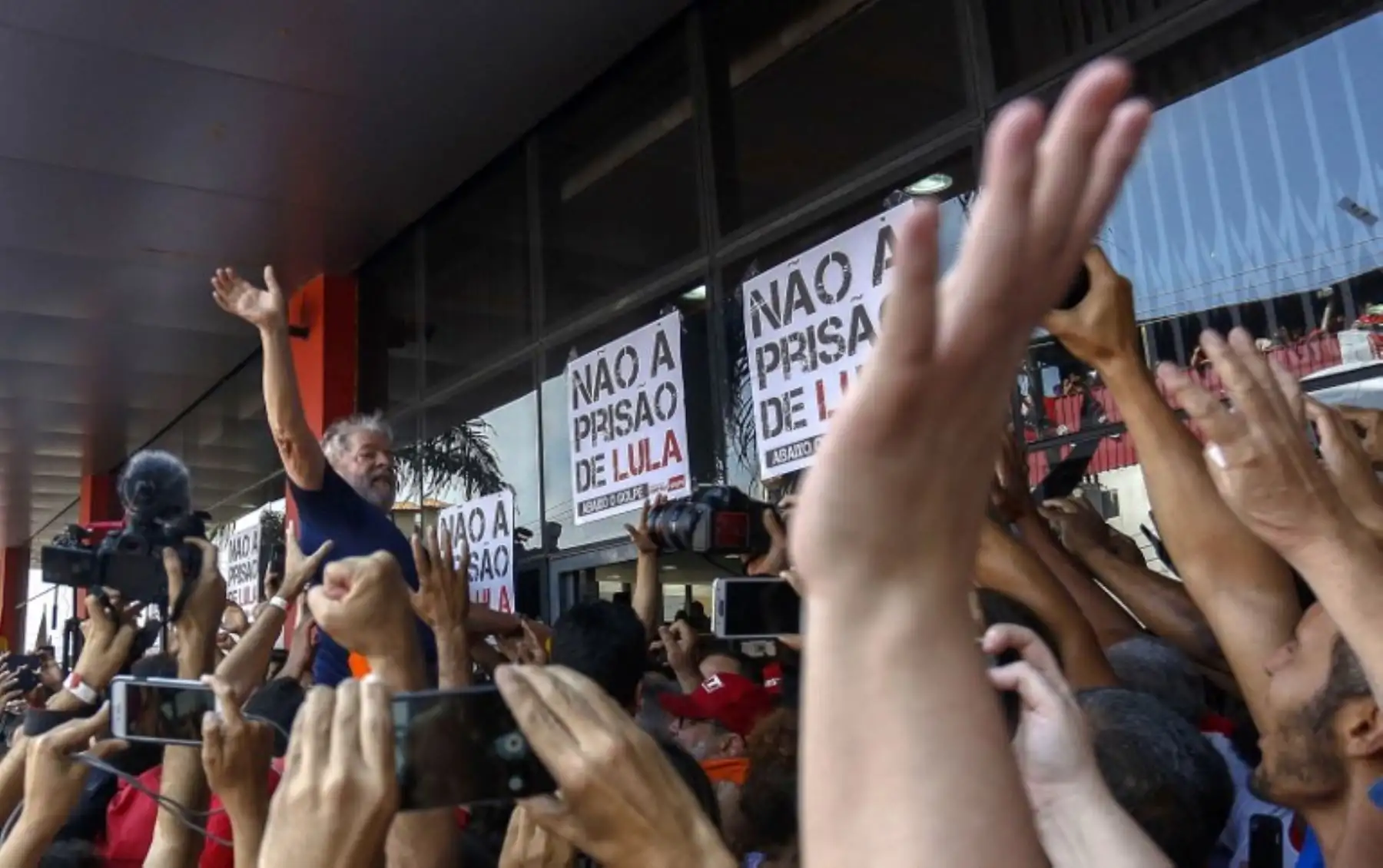 El ex presidente brasileño (2003-2011) Luiz Inácio Lula da Silva saluda a sus seguidores después de asistir a una misa católica en memoria de su difunta esposa Marisa Leticia.Foto:AFP