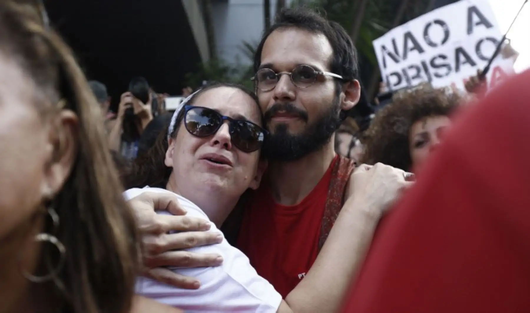 Los partidarios del ex presidente brasileño Luiz Inácio Lula da Silva se lamentan durante su discurso en la Unión Metalúrgica, en Sao Bernardo do Campo, estado de Sao Paulo, Brasil.Foto:AFP