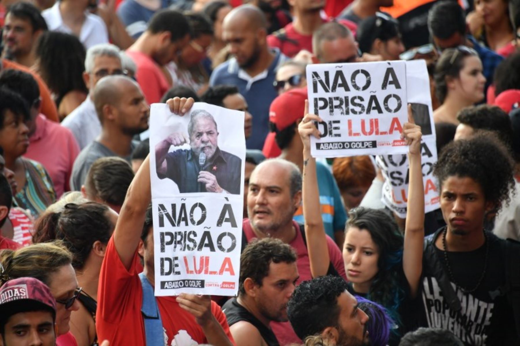 Los partidarios del expresidente brasileño,  Luiz Inácio Lula da Silva sostienen carteles mientras bloquean el edificio sindical de los trabajadores metalúrgicos en Sao Bernardo do Campo, en el área metropolitana de Sao Paulo.Foto:AFP