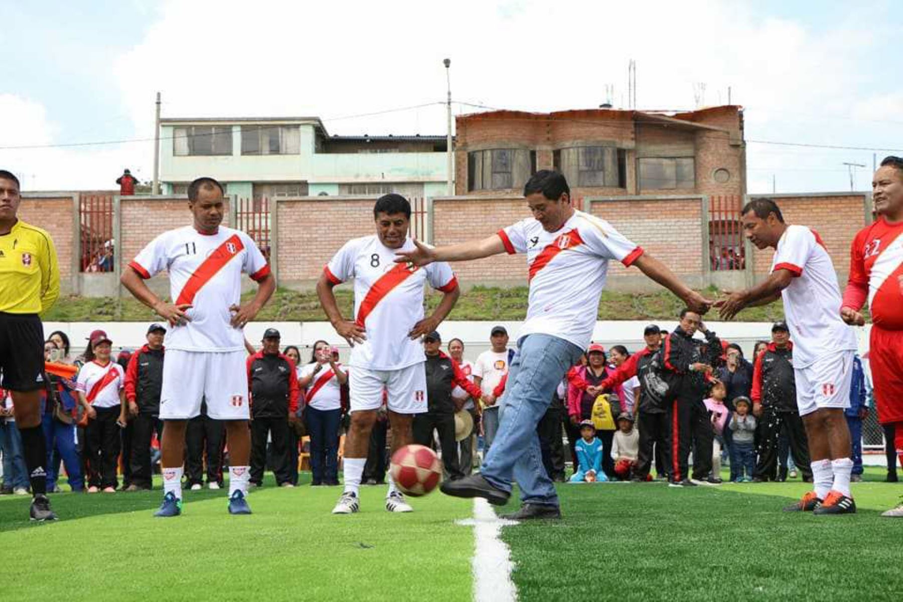 Cerca de 2,000 personas de todas las edades vivieron una fiesta deportiva en la inauguración del estadio municipal del distrito de El Tambo que lleva el nombre del capitán de la selección nacional de fútbol, Paolo Guerrero. ANDINA/Pedro Tinoco