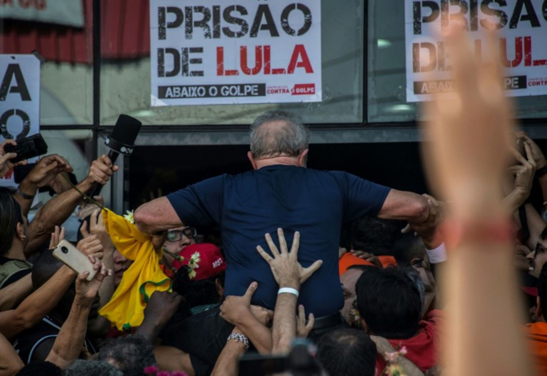 El ex presidente brasileño Luiz Inácio Lula da Silva, ícono izquierdista de Brasil dijo: que cumplirá con una orden de arresto para comenzar una sentencia de 12 años por corrupción. "Cumpliré con su orden", dijo a una multitud de seguidores.Foto:AFP