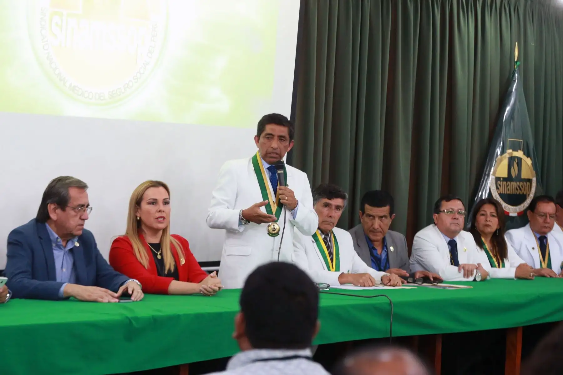 Fiorella Molinelli presidenta ejecutiva de EsSalud y el secretario general del gremio médico, César Portela Diaz, anunció la suspensión de la huelga de médicos Foto: ANDINA/Vidal Tarqui