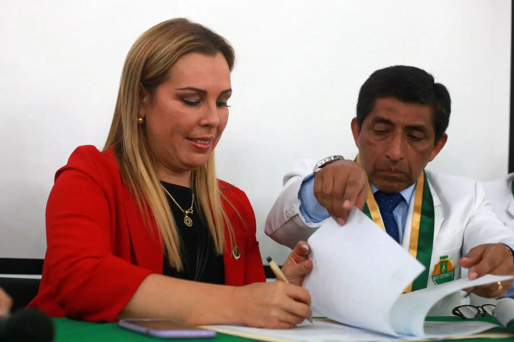 Fiorella Molinelli presidenta ejecutiva de EsSalud y el secretario general del gremio médico, César Portela Diaz, anunció la suspensión de la huelga de médicos Foto: ANDINA/Vidal Tarqui