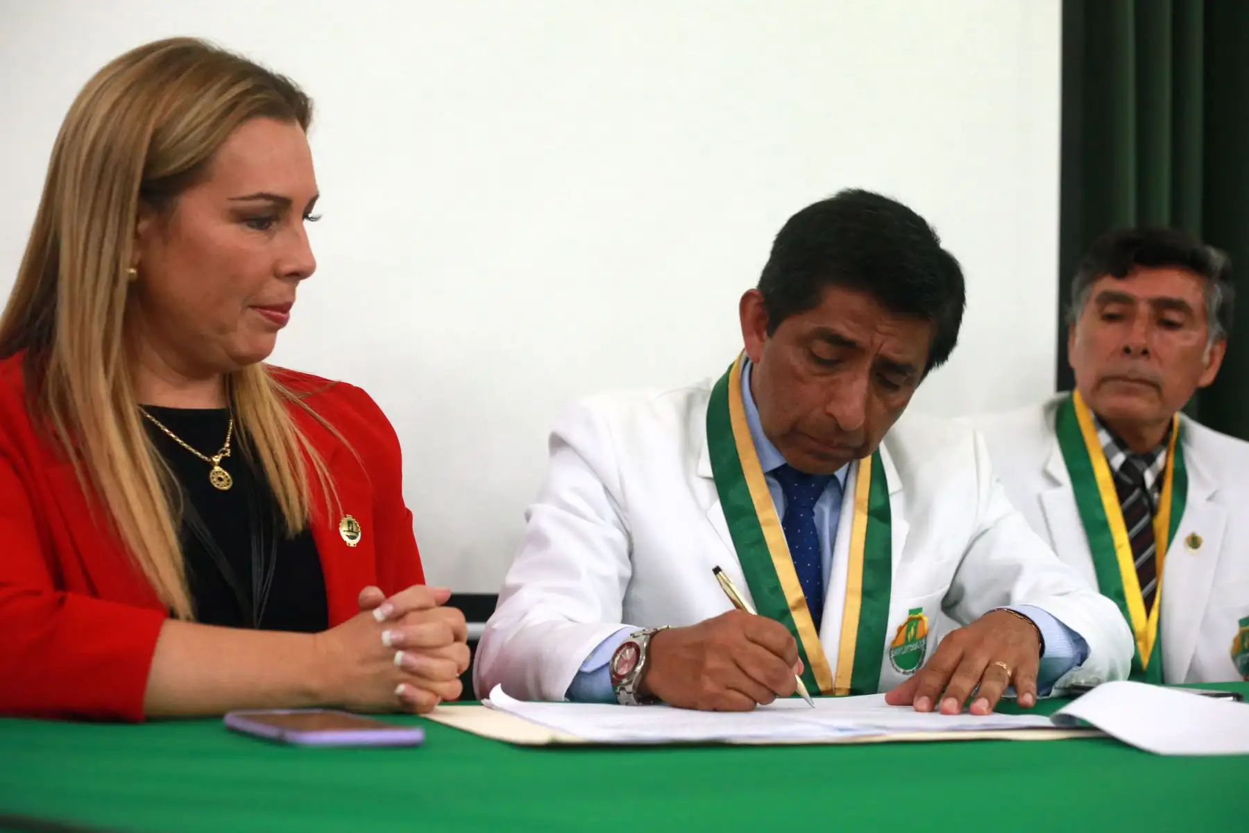 Fiorella Molinelli presidenta ejecutiva de EsSalud y el secretario general del gremio médico, César Portela Diaz, anunció la suspensión de la huelga de médicos Foto: ANDINA/Vidal Tarqui