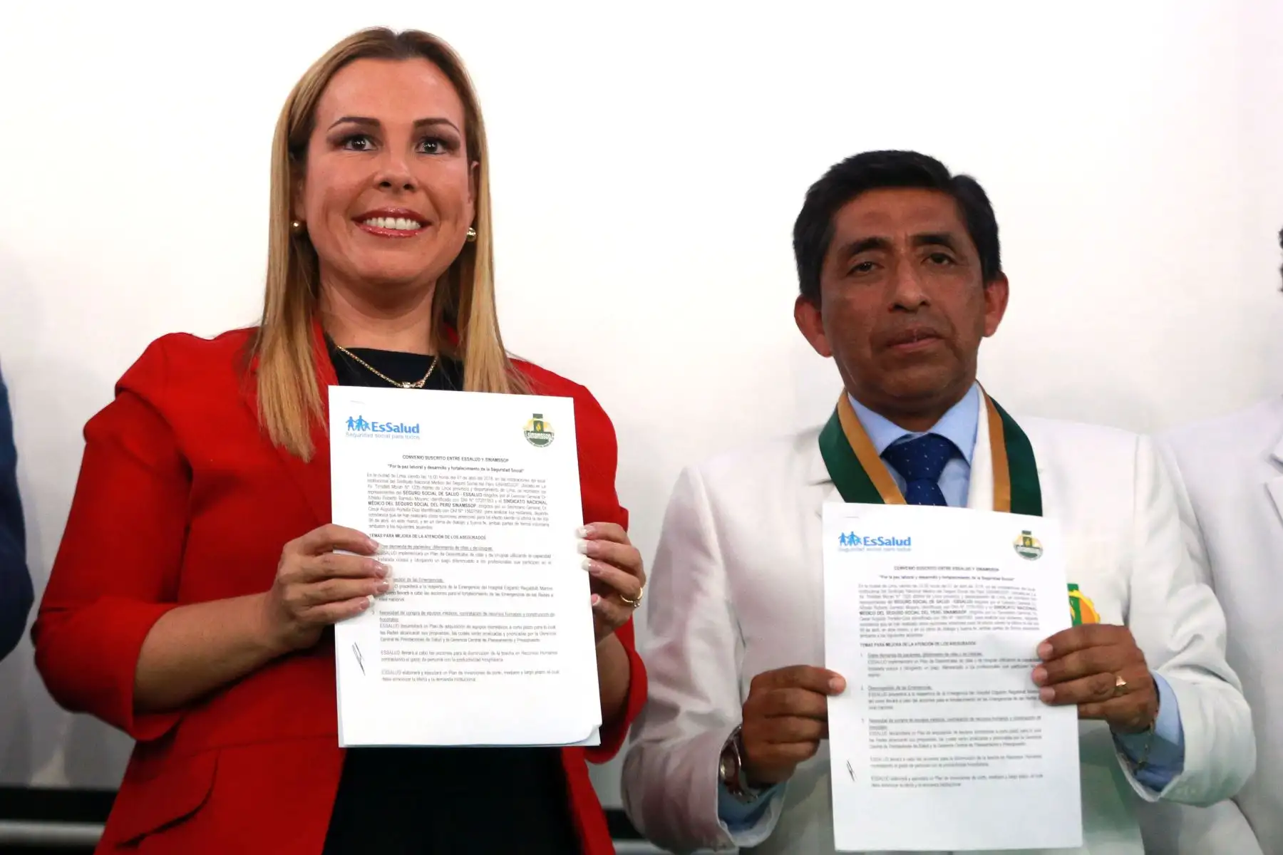 Fiorella Molinelli presidenta ejecutiva de EsSalud y el secretario general del gremio médico, César Portela Diaz, anunció la suspensión de la huelga de médicos Foto: ANDINA/Vidal Tarqui