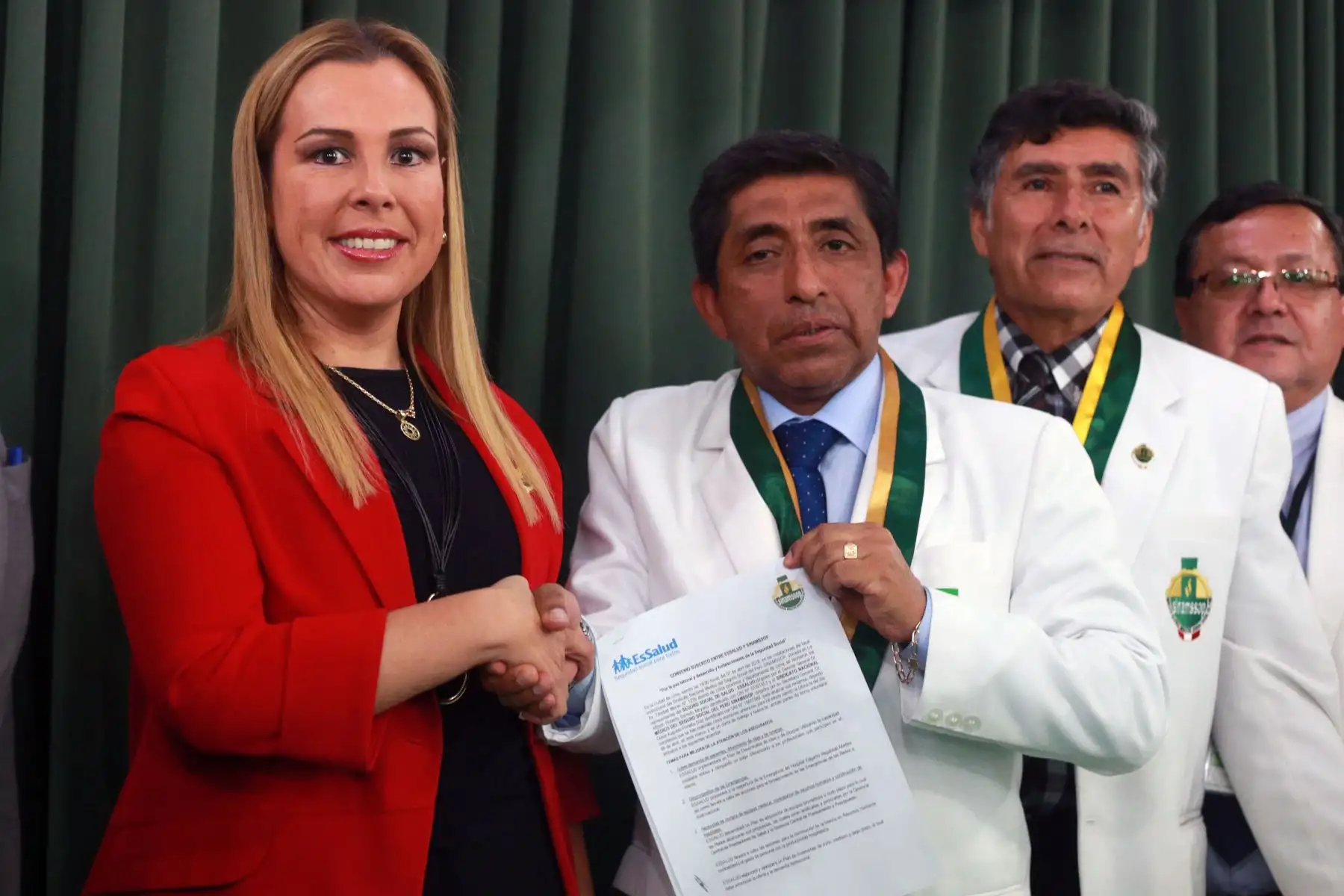 Fiorella Molinelli presidenta ejecutiva de EsSalud y el secretario general del gremio médico, César Portela Diaz, anunció la suspensión de la huelga de médicos Foto: ANDINA/Vidal Tarqui