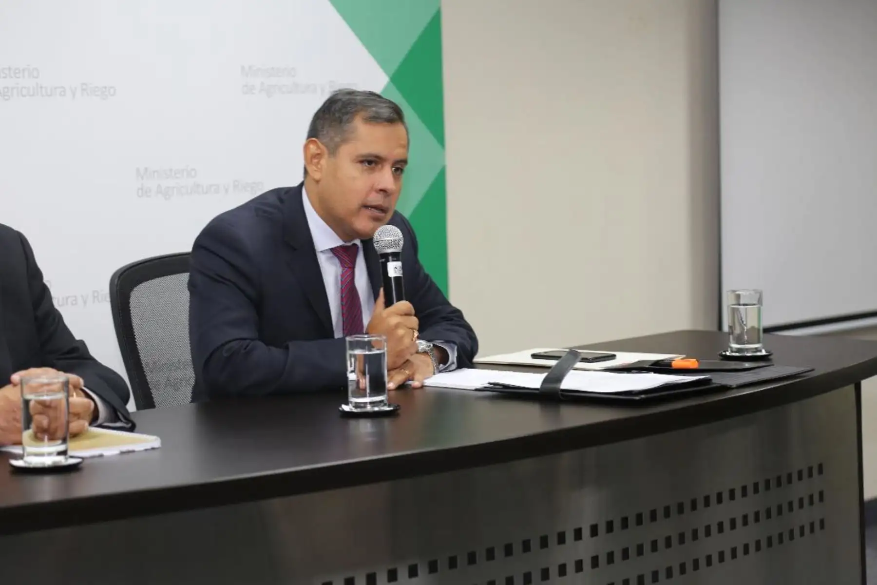 Titutar del Minagri ratifica apoyo a pequeños y medianos productores