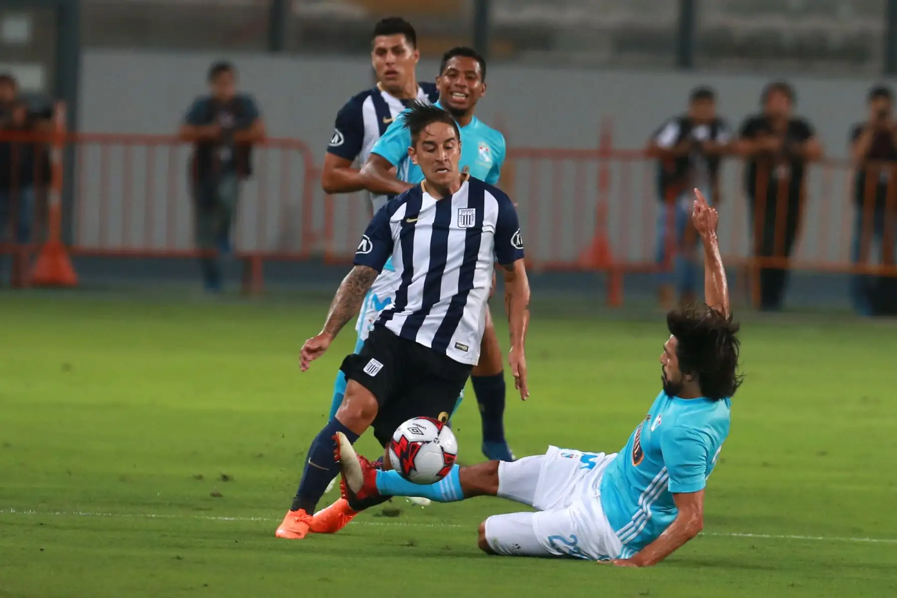 Cristal vence parcialmente  1 - 0 a Alianza Lima. Foto: ANDINA/Vidal Tarqui