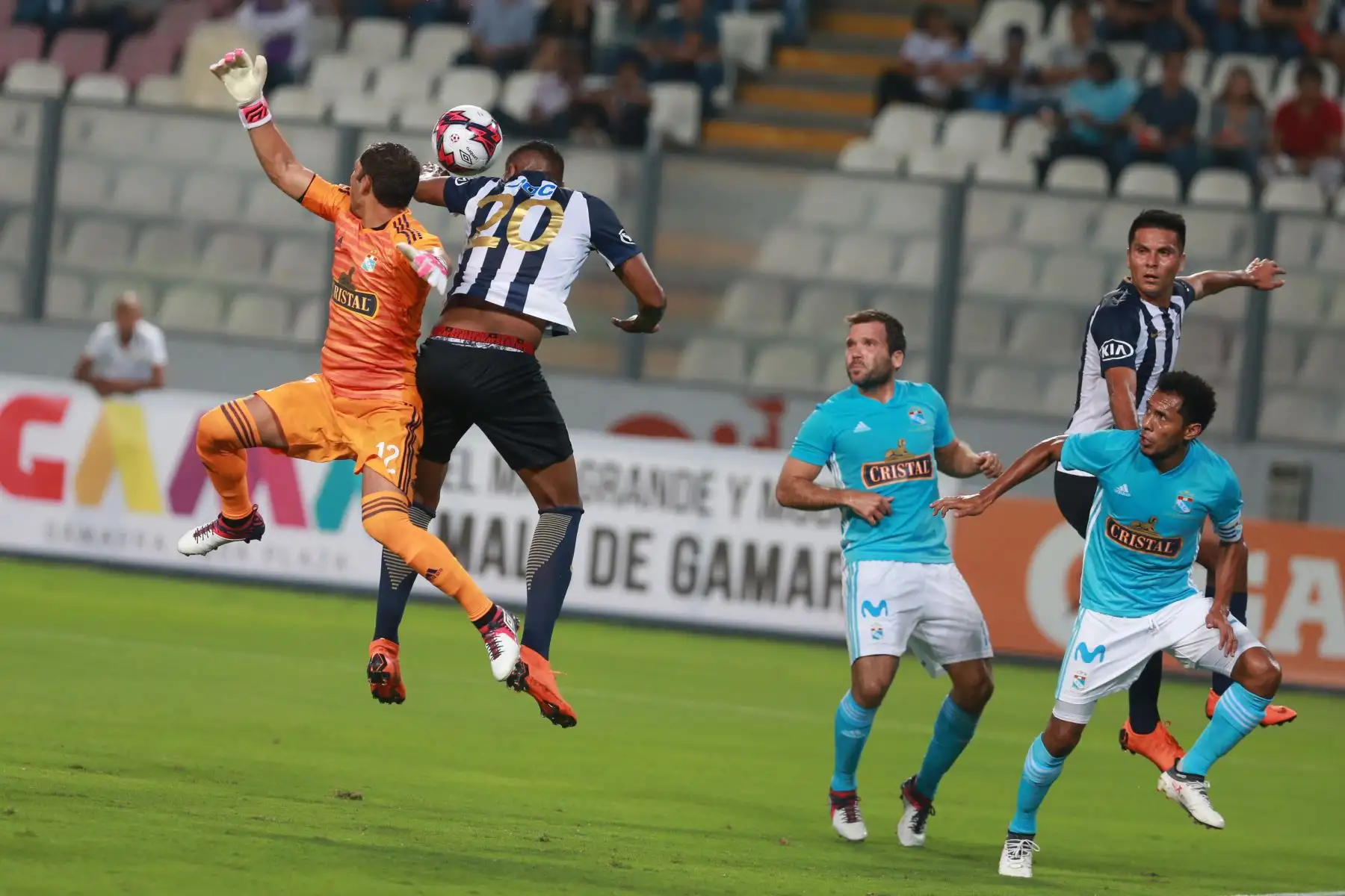 Al termino del primer tiempo Cristal vence 1 - 0 a Alianza Lima. Foto: ANDINA/Vidal Tarqui