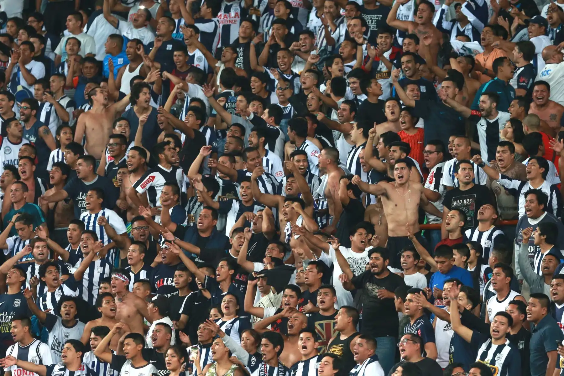 Al termino del primer tiempo Cristal vence 1 - 0 a Alianza Lima. Foto: ANDINA/Vidal Tarqui