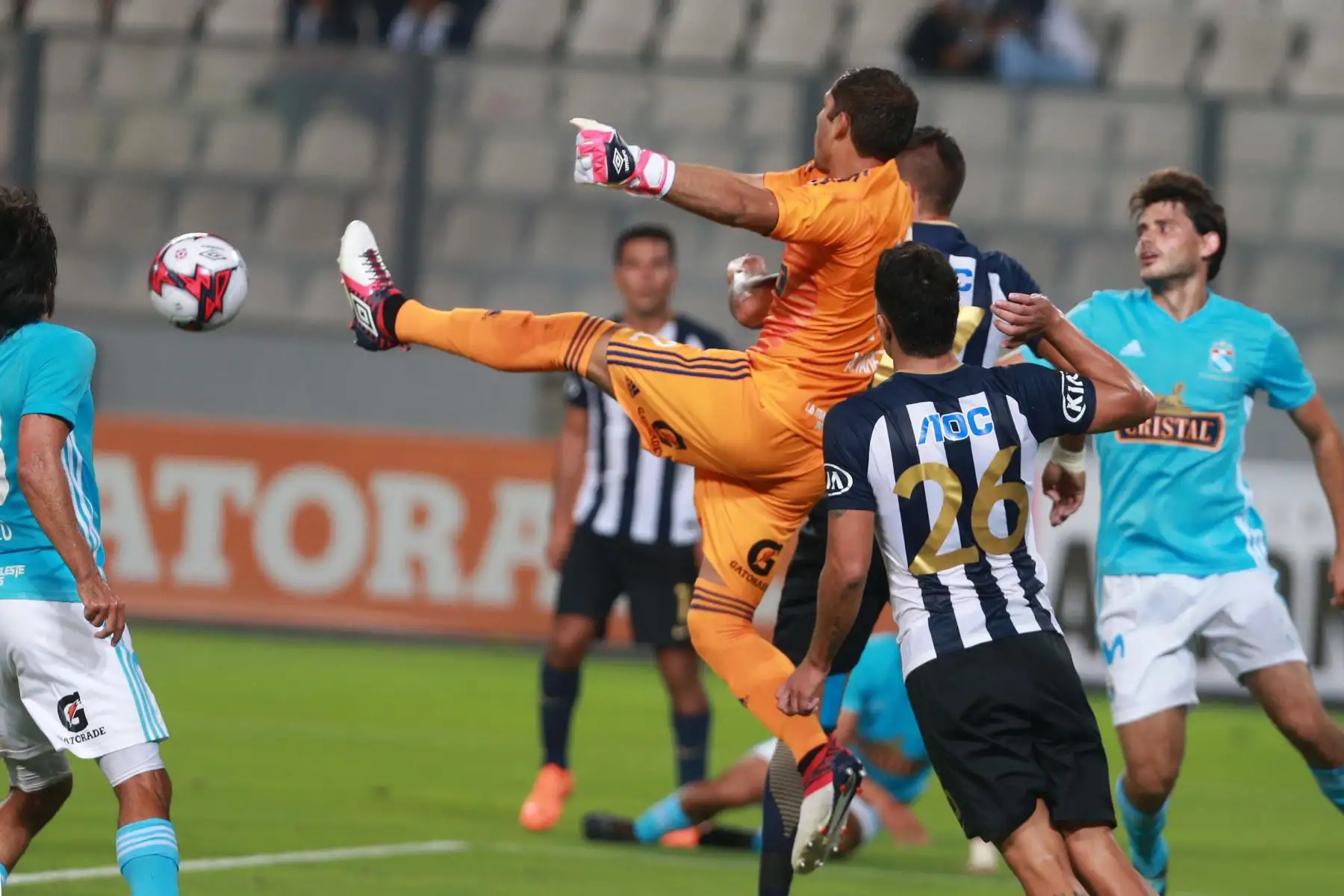 Al termino del primer tiempo Cristal vence 1 - 0 a Alianza Lima. Foto: ANDINA/Vidal Tarquii