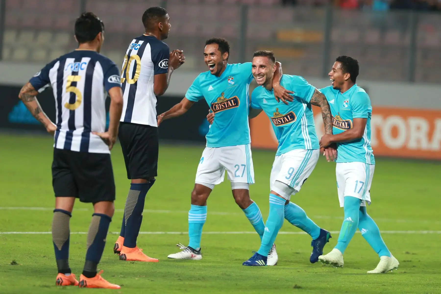 Emanuel Herrera anota el segundo gol del partido ante Alianza Lima. Foto: ANDINA/Vidal Tarqui