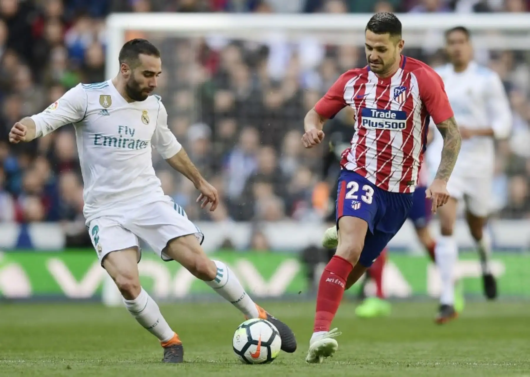 El defensa español del Real Madrid Dani Carvajal (L) compite con el delantero español del Atlético de Madrid Vitolo durante el partido de fútbol de la liga española entre el Real Madrid CF y el Club Atlético de Madrid.Foto:AFP