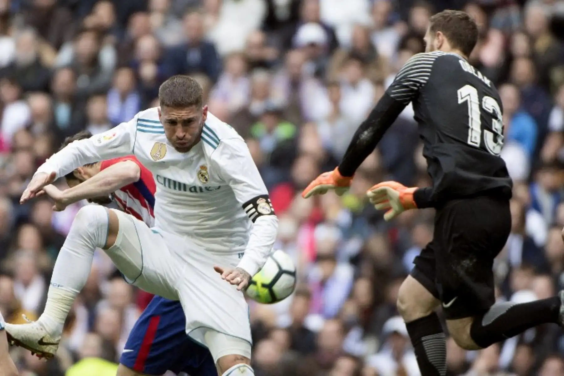 El defensa español del Real Madrid Sergio Ramos desafía al portero esloveno del Atlético de Madrid Jan Oblak durante el partido de la liga española.Foto:AFP