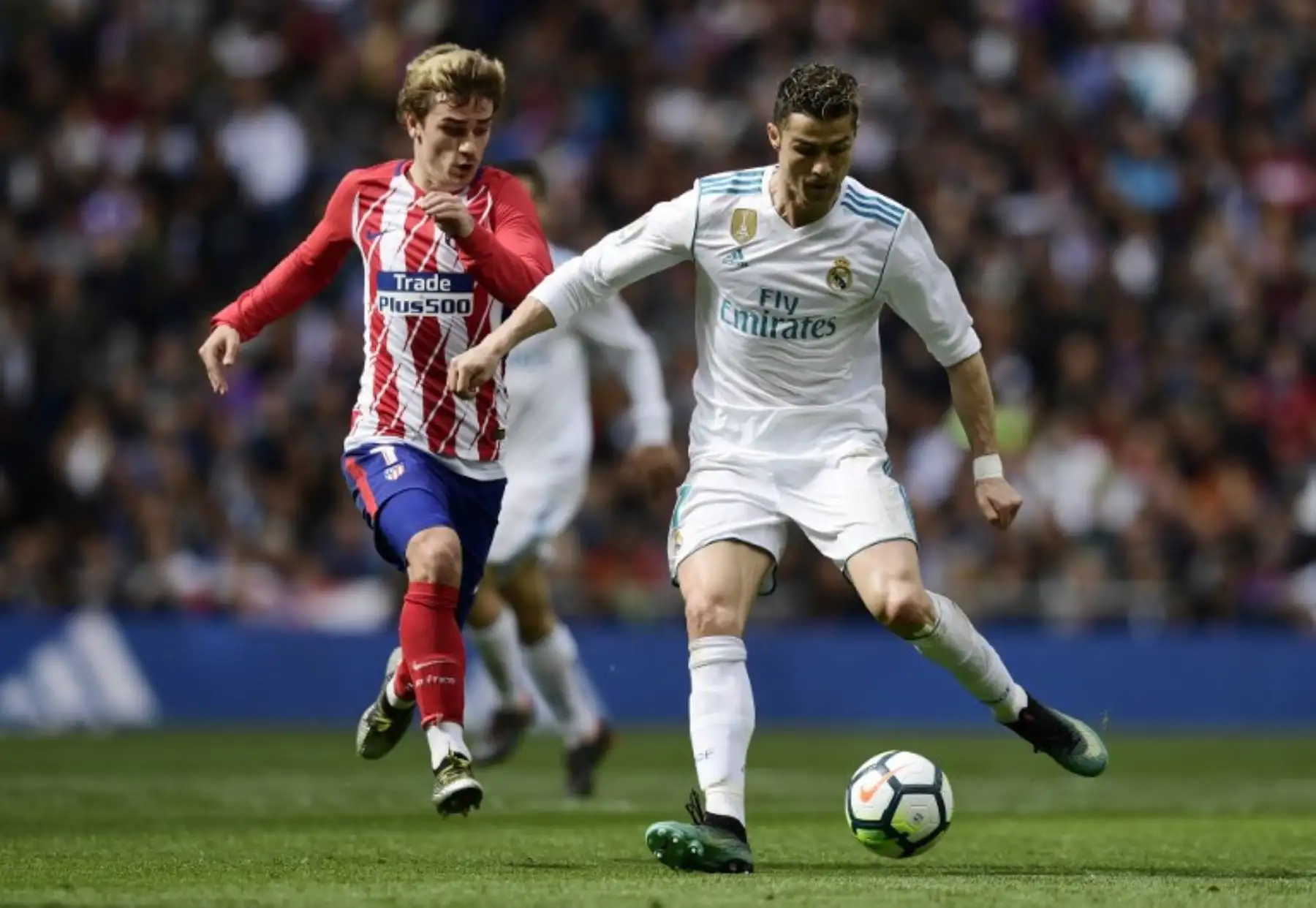 Cristiano Ronaldo compite con el delantero francés del Atlético de Madrid Antoine Griezmann durante el partido de la liga española de fútbol entre el Real Madrid CF y el Club Atlético de Madrid.Foto:AFP