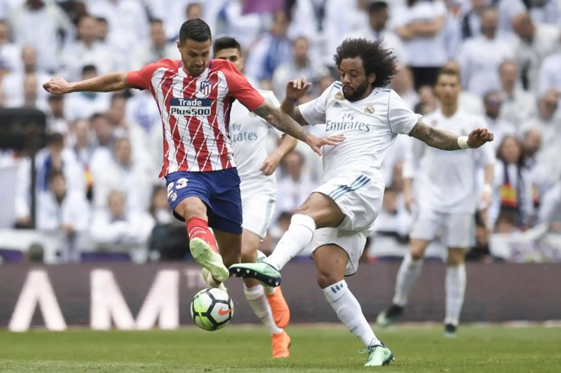 El defensa brasileño de drid Marcelo (R) durante el partido de fútbol de la liga española entre el Real Madrid CF y el Club Atlético de Madrid.Foto:AFP