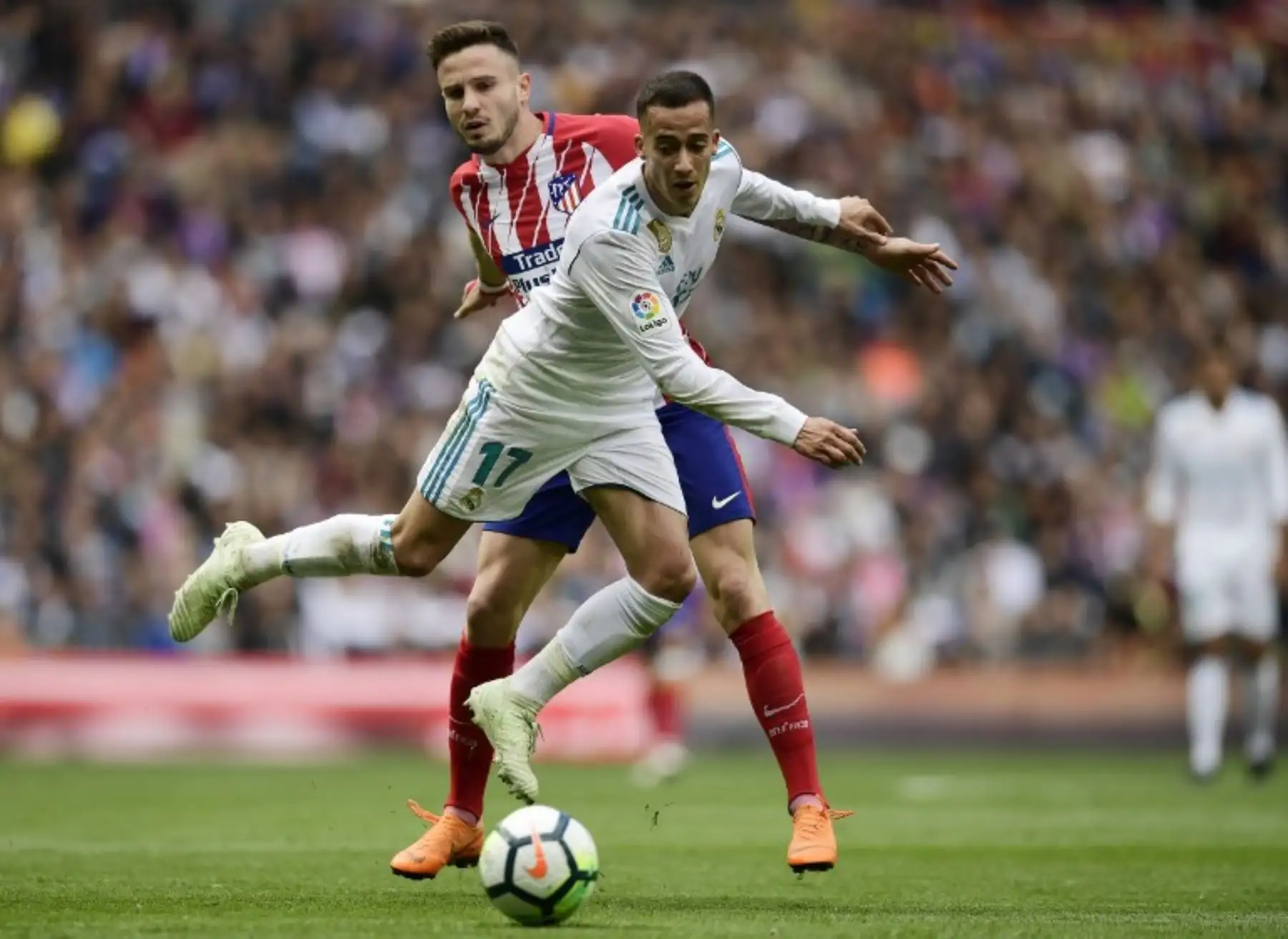 El centrocampista español del Real Madrid Lucas Vázquez , compite con el centrocampista español del Atlético de Madrid Saúl Niguez.Foto:AFP